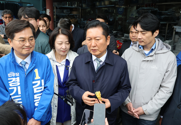 정청래 '격전지' 경기 전통시장 찾아…"추경 골든타임"(종합)