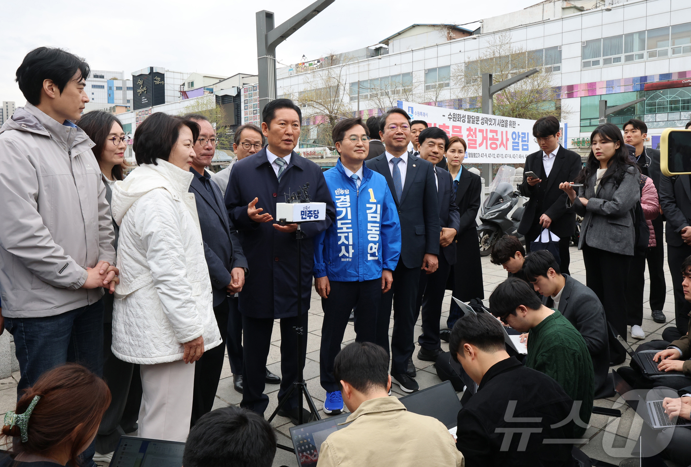 (수원=뉴스1) 김영운 기자 = 정청래 더불어민주당 대표와 경기도지사 예비후보들이 6일 경기 수원시 팔달구 못골시장을 방문한 뒤 백브리핑을 하고 있다. (공동취재) 2026.4.6 …