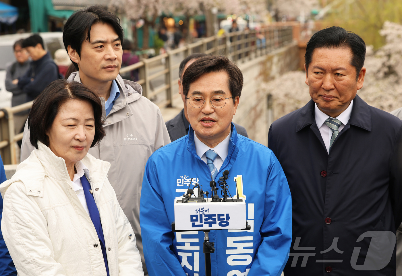 (수원=뉴스1) 김영운 기자 = 김동연 경기도지사 예비후보가 6일 경기 수원시 팔달구 못골시장을 방문한 뒤 백브리핑을 하고 있다. (공동취재)  2026.4.6/뉴스1