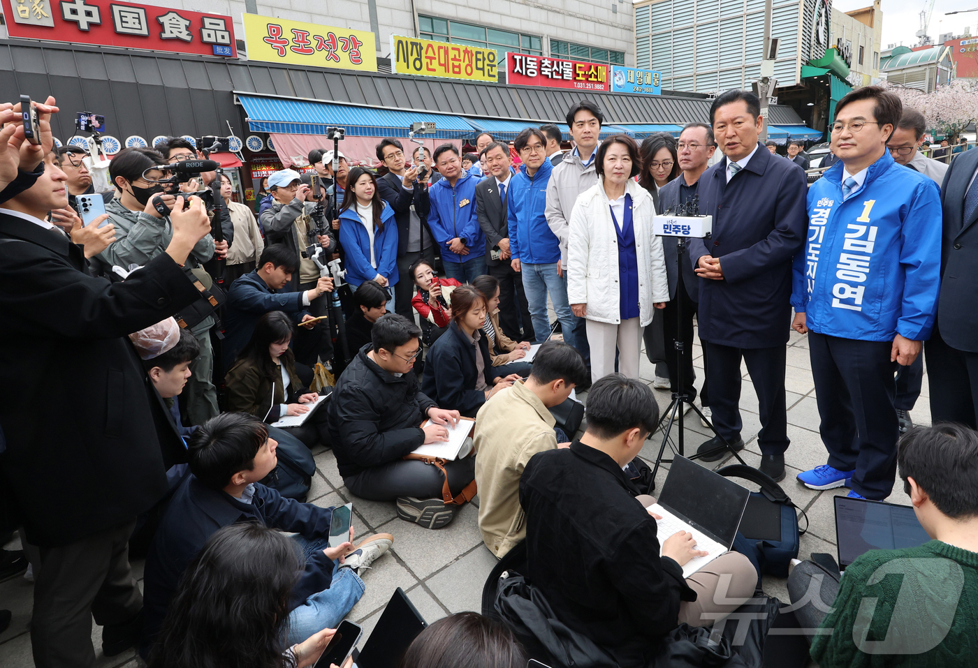 (수원=뉴스1) 김영운 기자 = 정청래 더불어민주당 대표와 경기도지사 예비후보들이 6일 경기 수원시 팔달구 못골시장을 방문한 뒤 백브리핑을 하고 있다. (공동취재)  2026.4. …