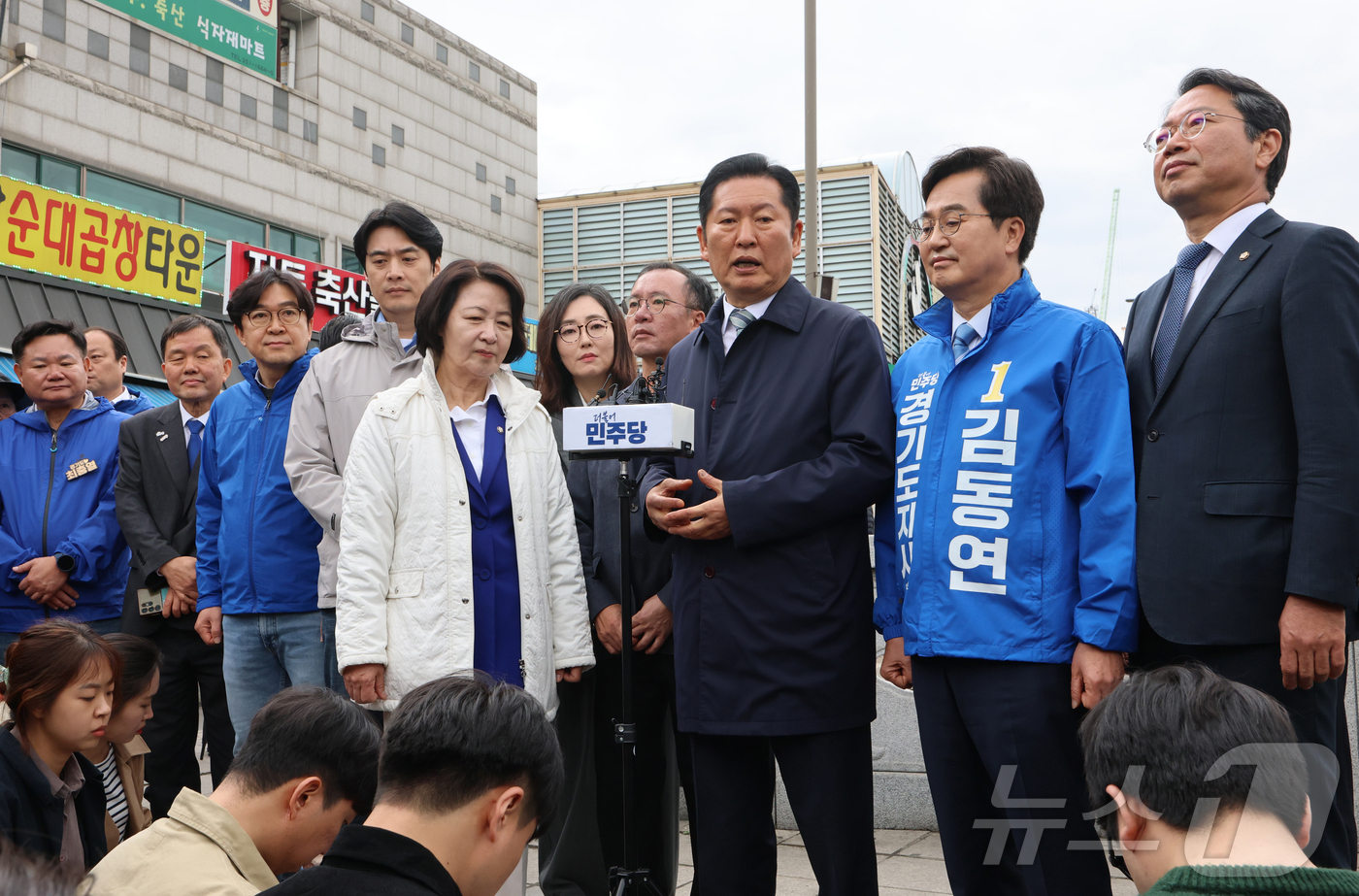 (수원=뉴스1) 김영운 기자 = 정청래 더불어민주당 대표와 경기도지사 예비후보들이 6일 경기 수원시 팔달구 못골시장을 방문한 뒤 백브리핑을 하고 있다. (공동취재) 2026.4.6 …