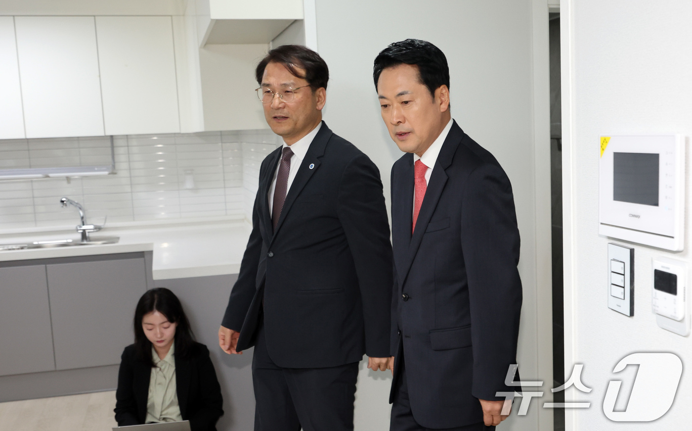 (인천=뉴스1) 유승관 기자 = 장동혁 국민의힘 대표가 6일 인천 계양구 계산동 '천원주택' 현장을 찾아 내부를 둘러보고 있다.천원주택은 인천 지역 신혼부부와 신생아 가구 등을 대 …