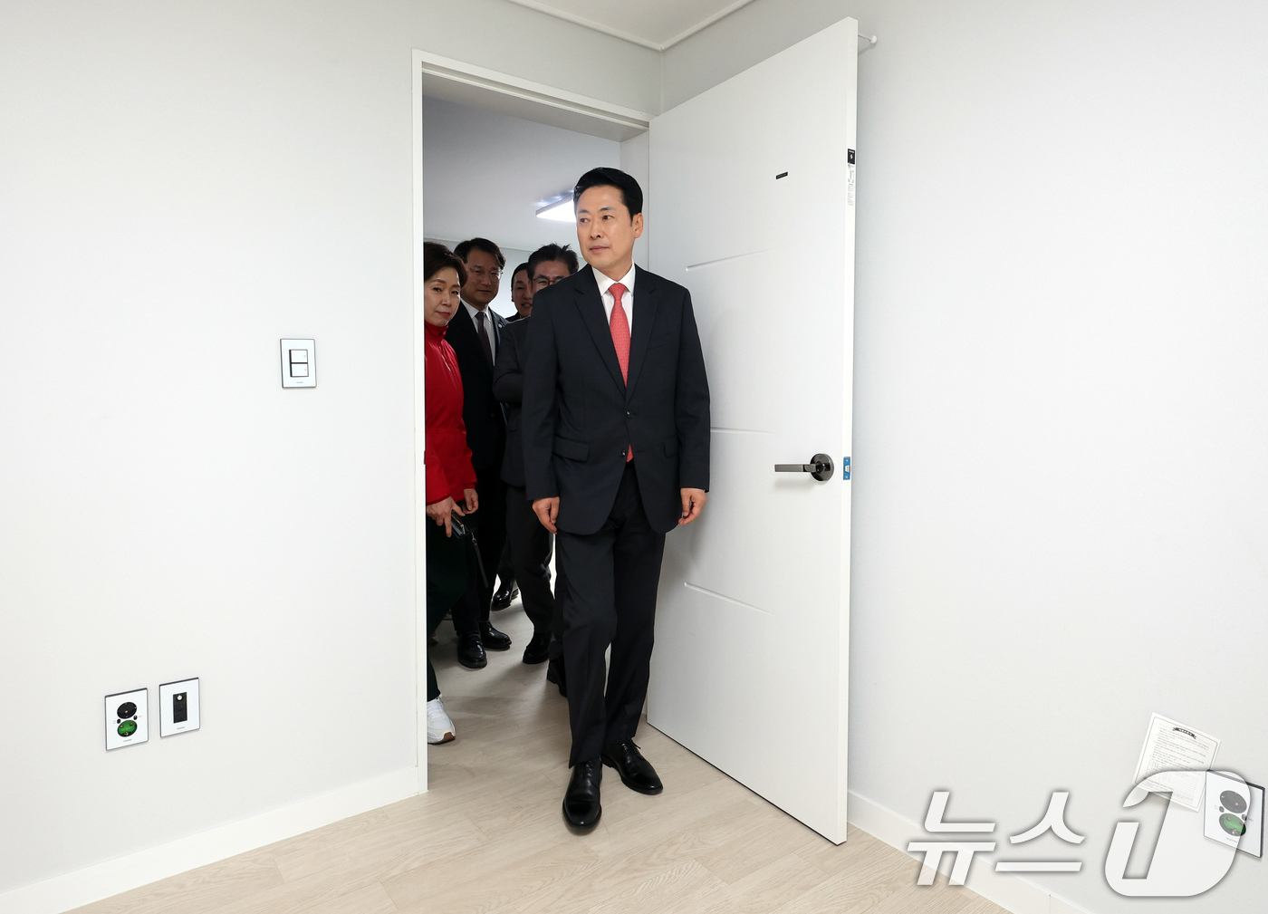 (인천=뉴스1) 유승관 기자 = 장동혁 국민의힘 대표가 6일 인천 계양구 계산동 '천원주택' 현장을 찾아 내부를 둘러보고 있다.천원주택은 인천 지역 신혼부부와 신생아 가구 등을 대 …