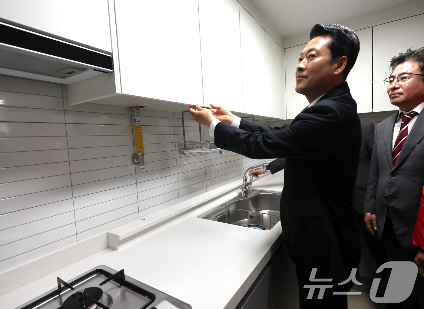 (인천=뉴스1) 유승관 기자 = 장동혁 국민의힘 대표가 6일 인천 계양구 계산동 '천원주택' 현장을 찾아 내부를 둘러보고 있다.천원주택은 인천 지역 신혼부부와 신생아 가구 등을 대 …