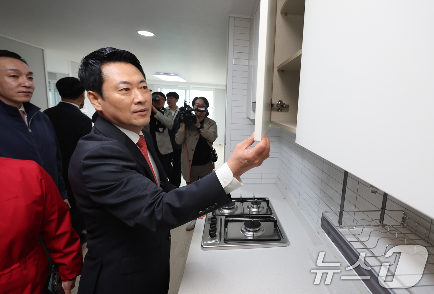 (인천=뉴스1) 유승관 기자 = 장동혁 국민의힘 대표가 6일 인천 계양구 계산동 '천원주택' 현장을 찾아 내부를 둘러보고 있다.천원주택은 인천 지역 신혼부부와 신생아 가구 등을 대 …