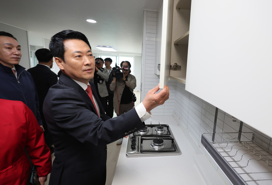 인천 '천원주택' 둘러보는 장동혁 대표