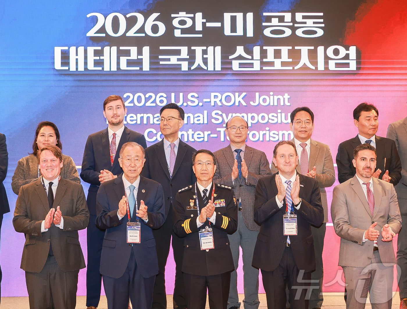 (서울=뉴스1) = 유재성 경찰청장 직무대행이 6일 인천 증구 인스파이어 리조트에서 열린 2026 한·미 공동 대테러 국제 심포지엄에서 반기문 전 유엔사무총장, 제임스 헬러 주한미 …