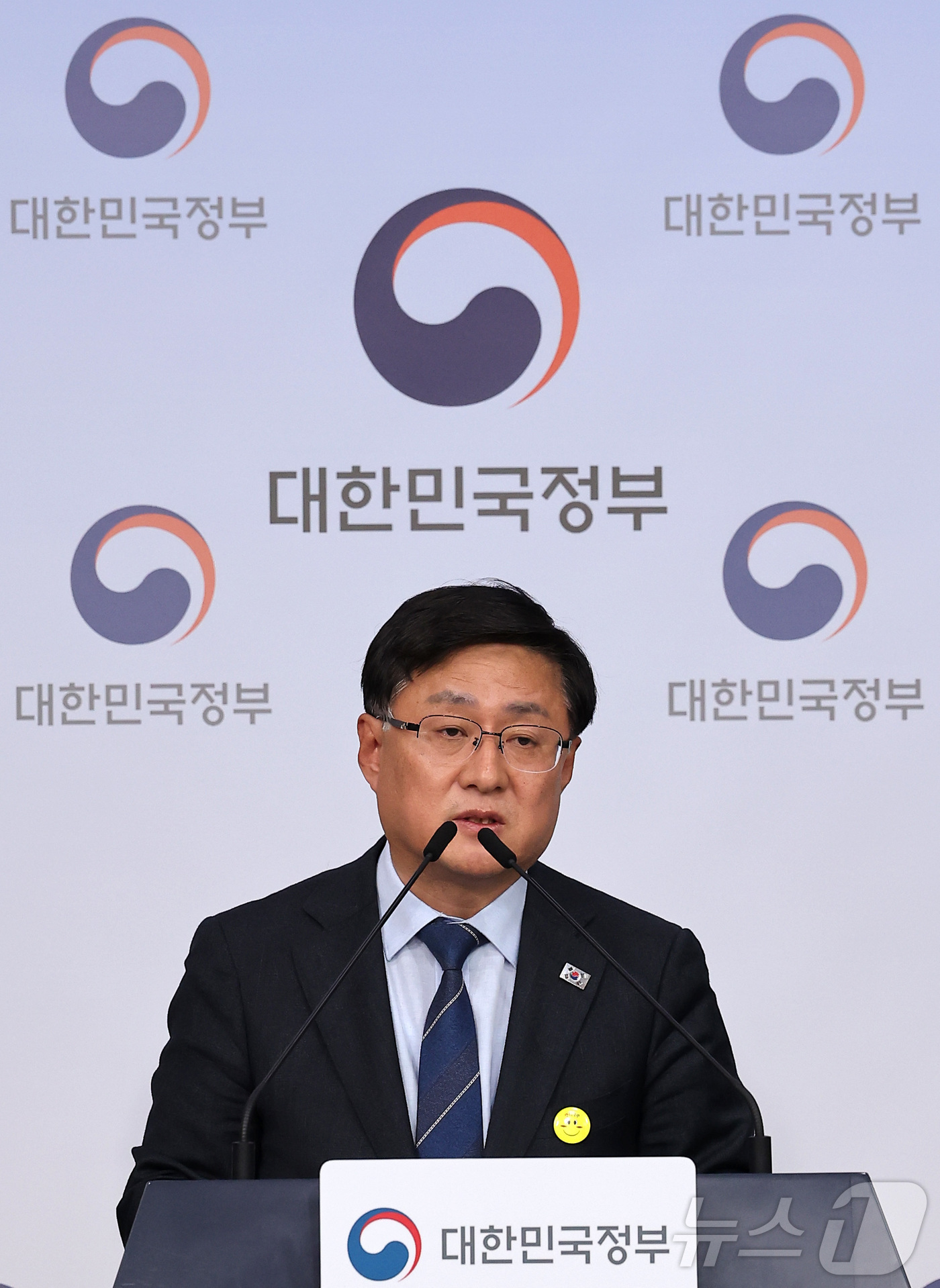 (서울=뉴스1) 김성진 기자 = 김성환 기후에너지환경부 장관이 6일 서울 종로구 정부서울청사에서 에너지 대전환 추진 계획 브리핑을 하고 있다. 2026.4.6/뉴스1