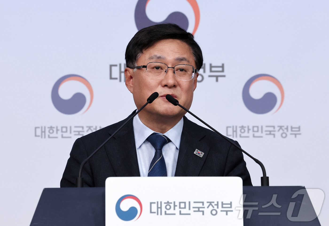 (서울=뉴스1) 김성진 기자 = 김성환 기후에너지환경부 장관이 6일 서울 종로구 정부서울청사에서 에너지 대전환 추진 계획 브리핑을 하고 있다. 2026.4.6/뉴스1