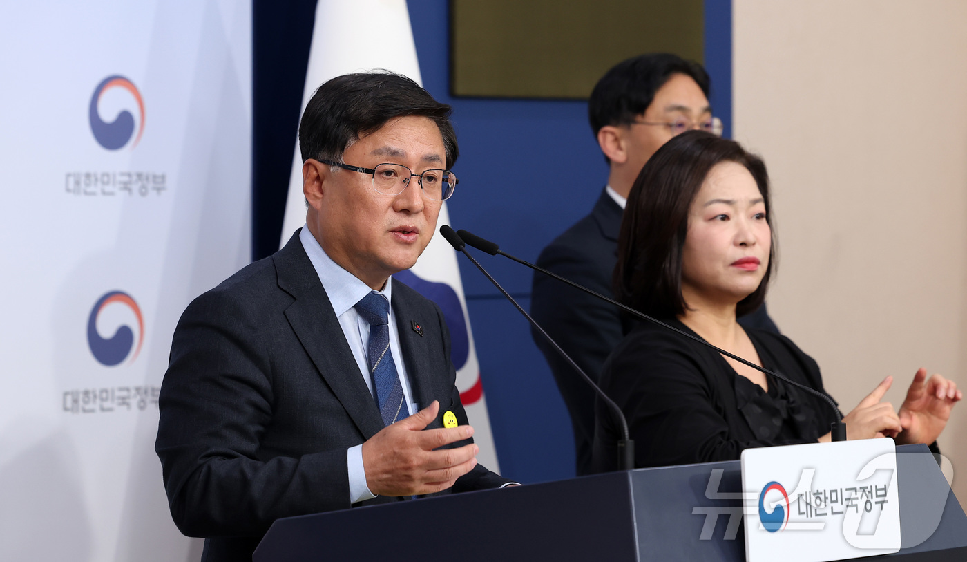 (서울=뉴스1) 김성진 기자 = 김성환 기후에너지환경부 장관이 6일 서울 종로구 정부서울청사에서 에너지 대전환 추진 계획 브리핑을 하고 있다. 2026.4.6/뉴스1