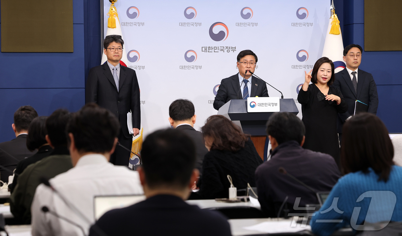 (서울=뉴스1) 김성진 기자 = 김성환 기후에너지환경부 장관이 6일 서울 종로구 정부서울청사에서 에너지 대전환 추진 계획 브리핑을 하고 있다. 2026.4.6/뉴스1