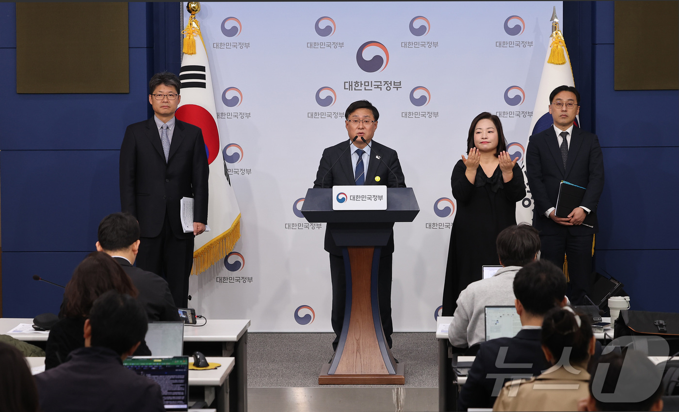 (서울=뉴스1) 김성진 기자 = 김성환 기후에너지환경부 장관이 6일 서울 종로구 정부서울청사에서 에너지 대전환 추진 계획 브리핑을 하고 있다. 2026.4.6/뉴스1