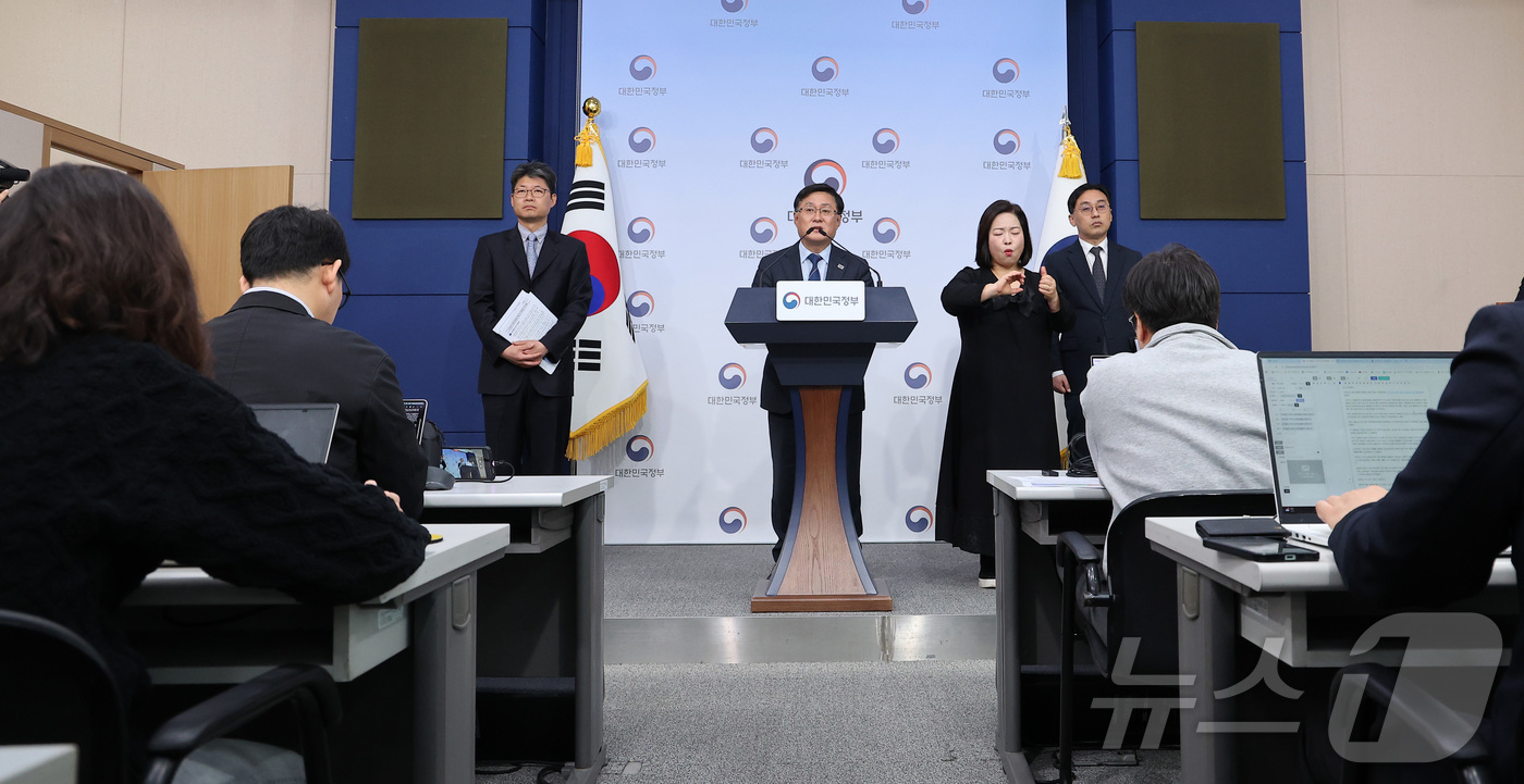 (서울=뉴스1) 김성진 기자 = 김성환 기후에너지환경부 장관이 6일 서울 종로구 정부서울청사에서 에너지 대전환 추진 계획 브리핑을 하고 있다. 2026.4.6/뉴스1