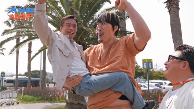 '간암 투병' 심권호, 제주 힐링 여행…'거인' 최홍만에 매달린 투샷