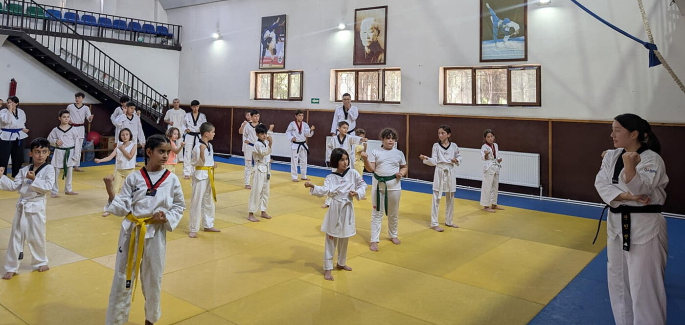 본문 이미지 - 2025년 태권도봉사단이 조지아에서 태권도를 지도하고 있다. (태권도진흥재단 제공)