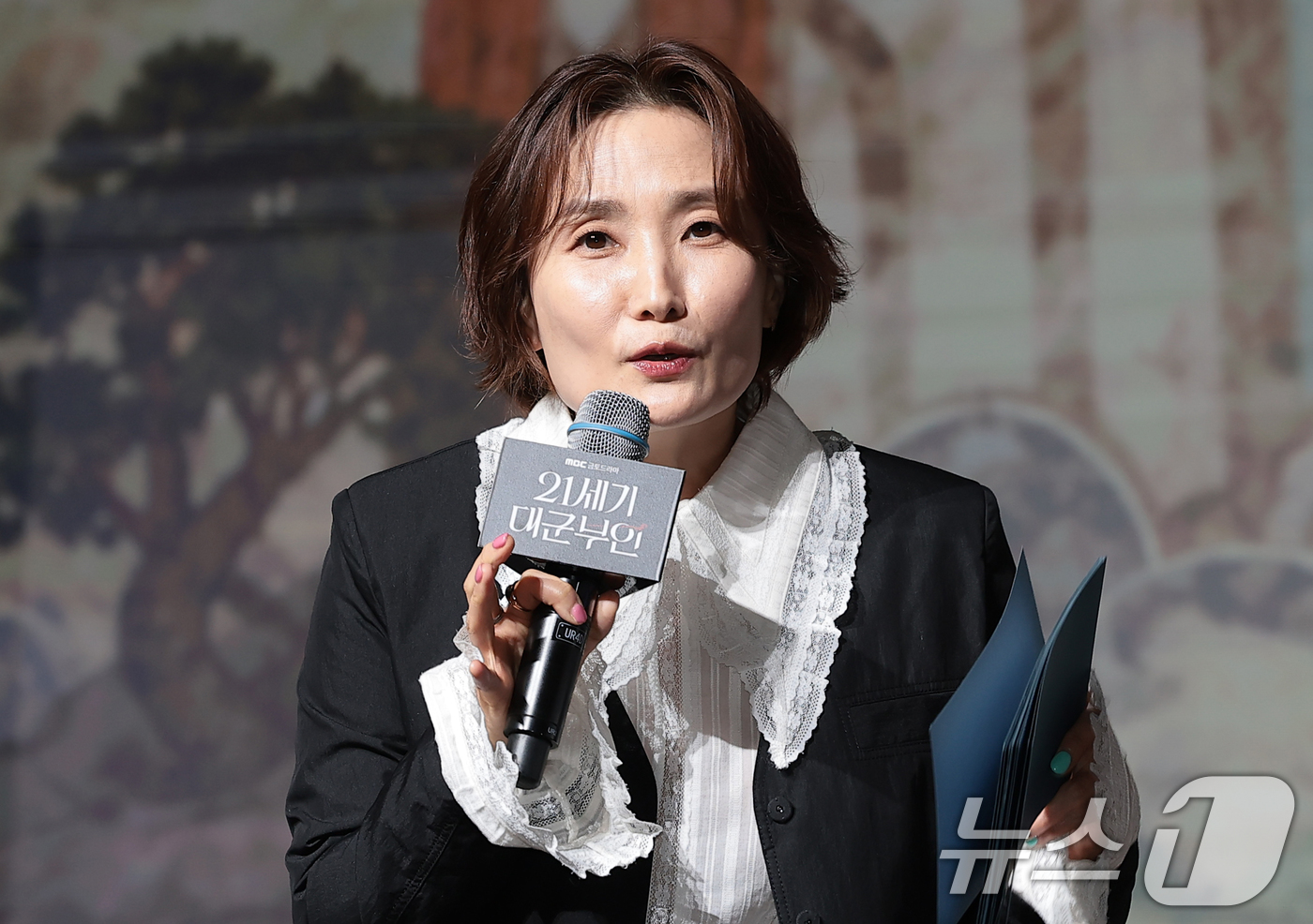 (서울=뉴스1) 권현진 기자 = 방송인 박경림이 6일 오후 서울 강남구 조선팰리스 서울 강남에서 열린 MBC 새 금토드라마 ‘21세기 대군부인’(극본 유지원/연출 박준화) 제작발표 …