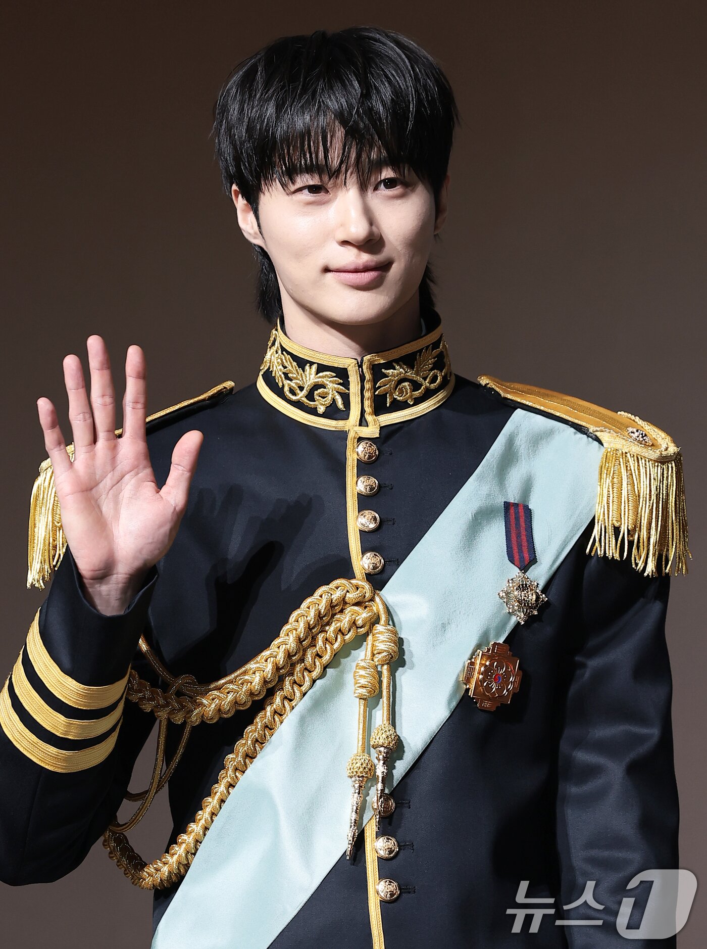 본문 이미지 - 배우 변우석이 6일 오후 서울 강남구 조선팰리스 서울 강남에서 열린 MBC 새 금토드라마 ‘21세기 대군부인’(극본 유지원/연출 박준화) 제작발표회에 참석해 손 인사를 하고 있다. ⓒ 뉴스1 권현진 기자