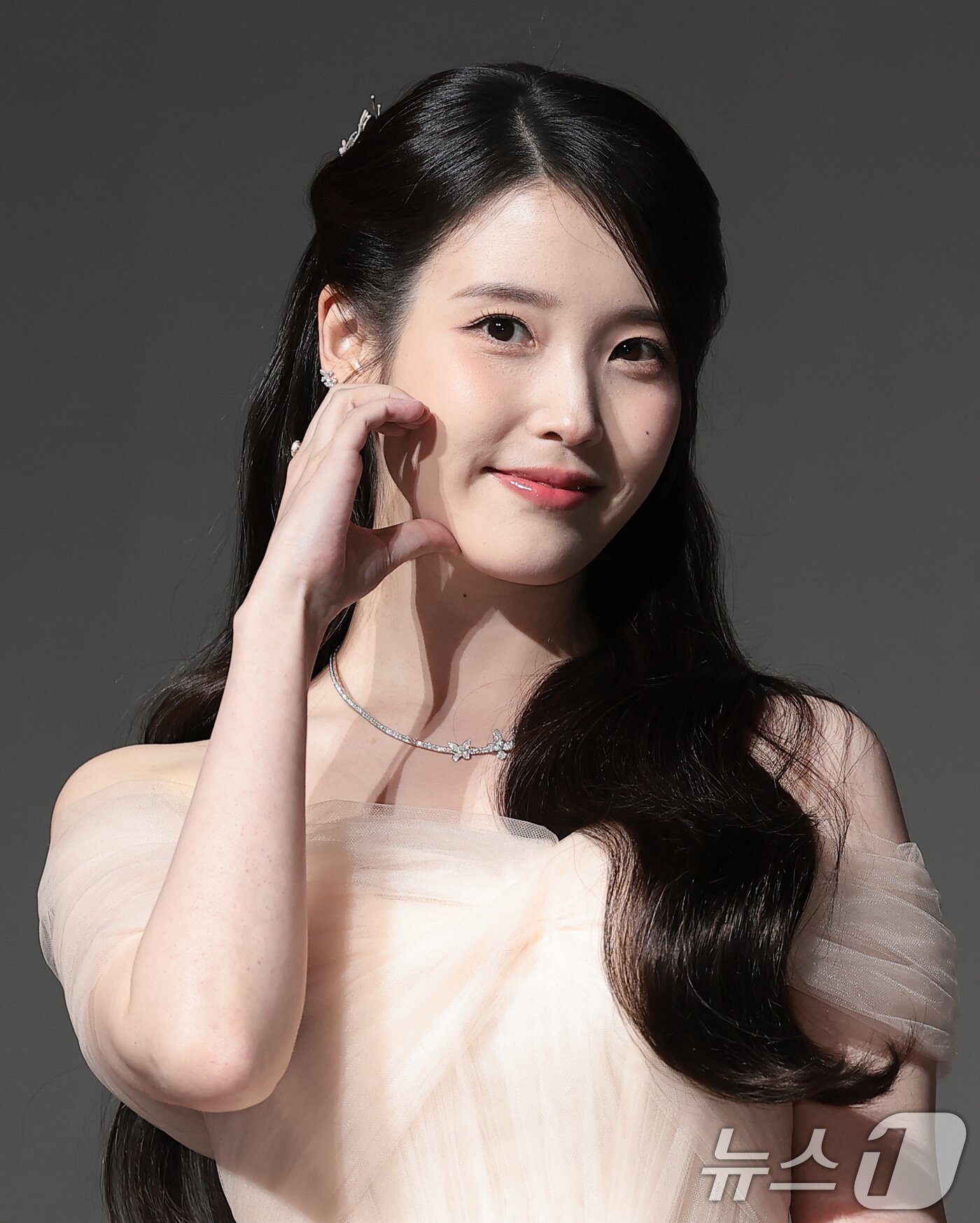 본문 이미지 - 배우 아이유가 6일 오후 서울 강남구 조선팰리스 서울 강남에서 열린 MBC 새 금토드라마 ‘21세기 대군부인’(극본 유지원/연출 박준화) 제작발표회에 참석해 볼 하트를 그리고 있다. ⓒ 뉴스1 권현진 기자