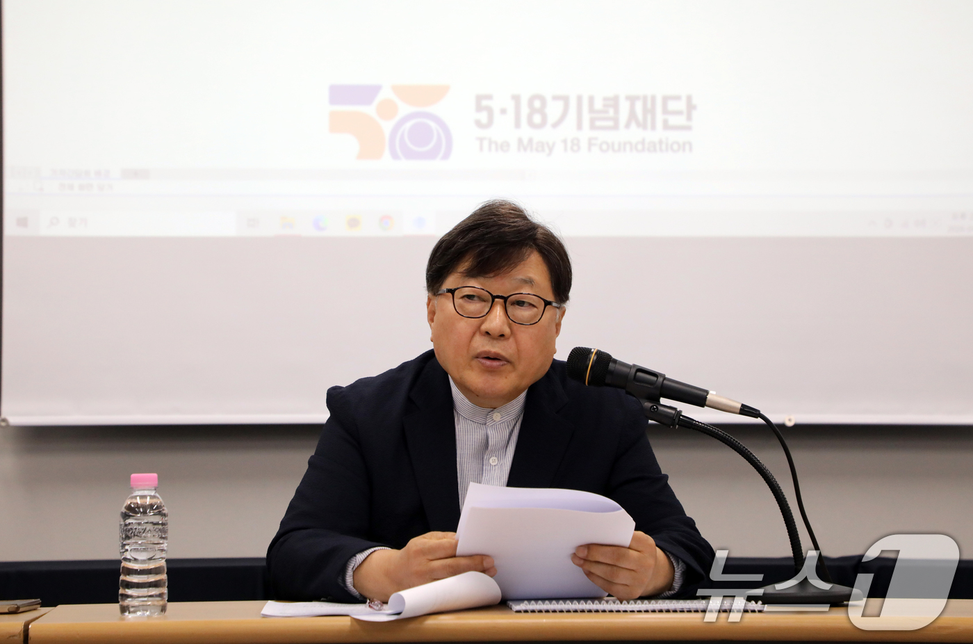 (광주=뉴스1) 이수민 기자 = 6일 5·18기념재단 오월기억저장소에서 열린 '5·18민주화운동 50년사 편찬 기자간담회'에서 편찬위원장을 맡은 김병인 전남대 교수가 질의응답에 답 …