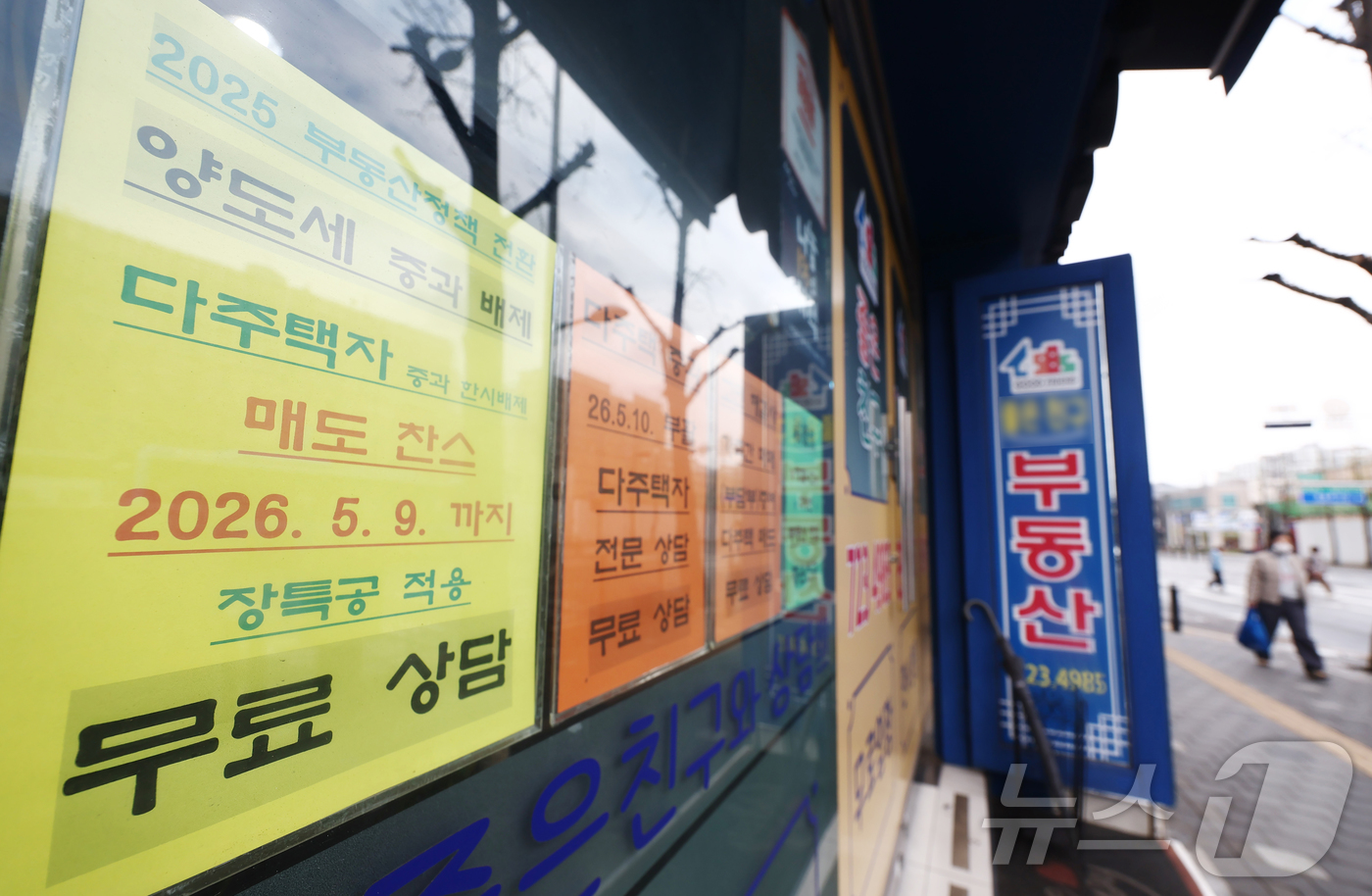 (서울=뉴스1) 김민지 기자 = 다주택자 양도소득세 중과유예 제도 폐지를 앞둔 6일 오후 서울 시내 부동산에 다주택자 양도세 상담 안내문이 붙어 있다.이날 이재명 대통령은 청와대에 …