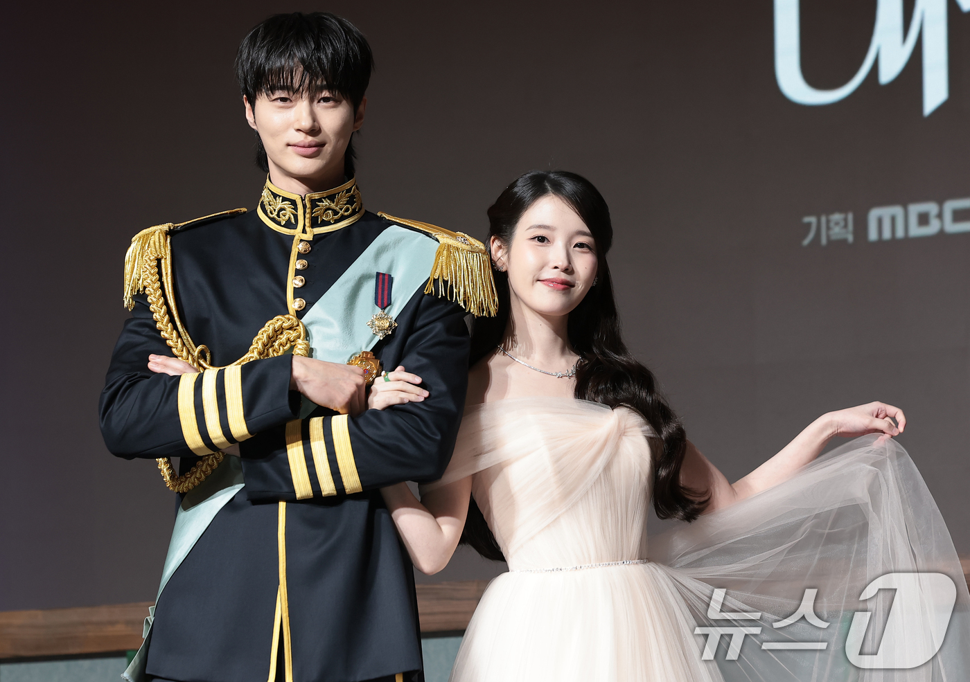 (서울=뉴스1) 권현진 기자 = 배우 변우석과 아이유(오른쪽)가 6일 오후 서울 강남구 조선팰리스 서울 강남에서 열린 MBC 새 금토드라마 ‘21세기 대군부인’(극본 유지원/연출 …