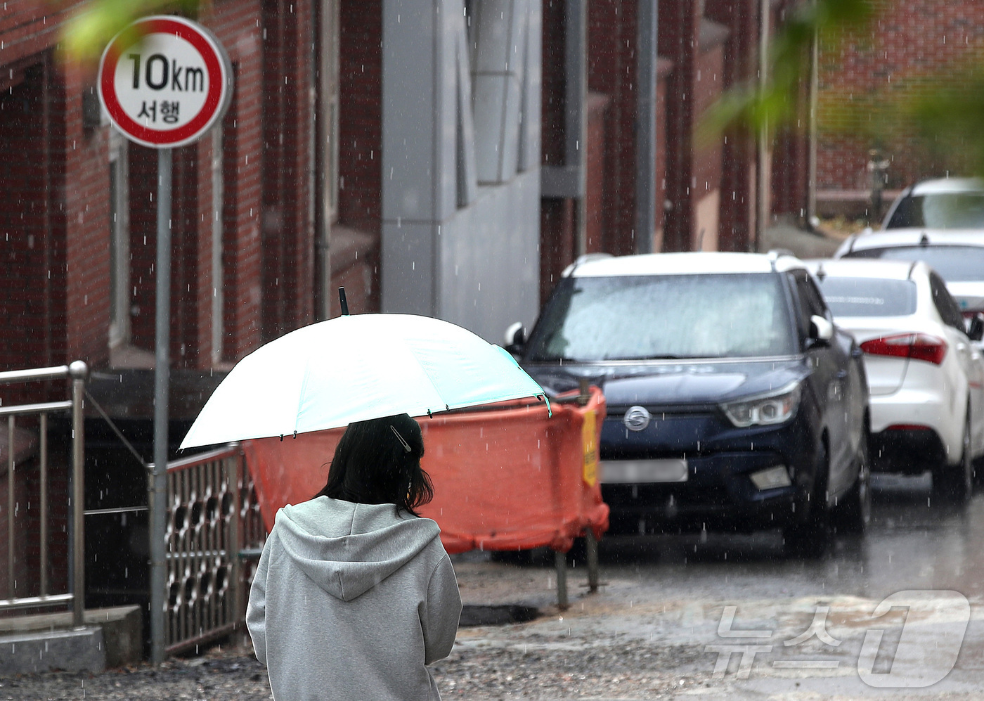 (대구=뉴스1) 공정식 기자 = 6일 오후 '2026년 대구시 기능경기대회'가 열리는 대구 북구 대구공업고에 봄비와 우박이 요란하게 내리고 있다.  2026.4.6/뉴스1