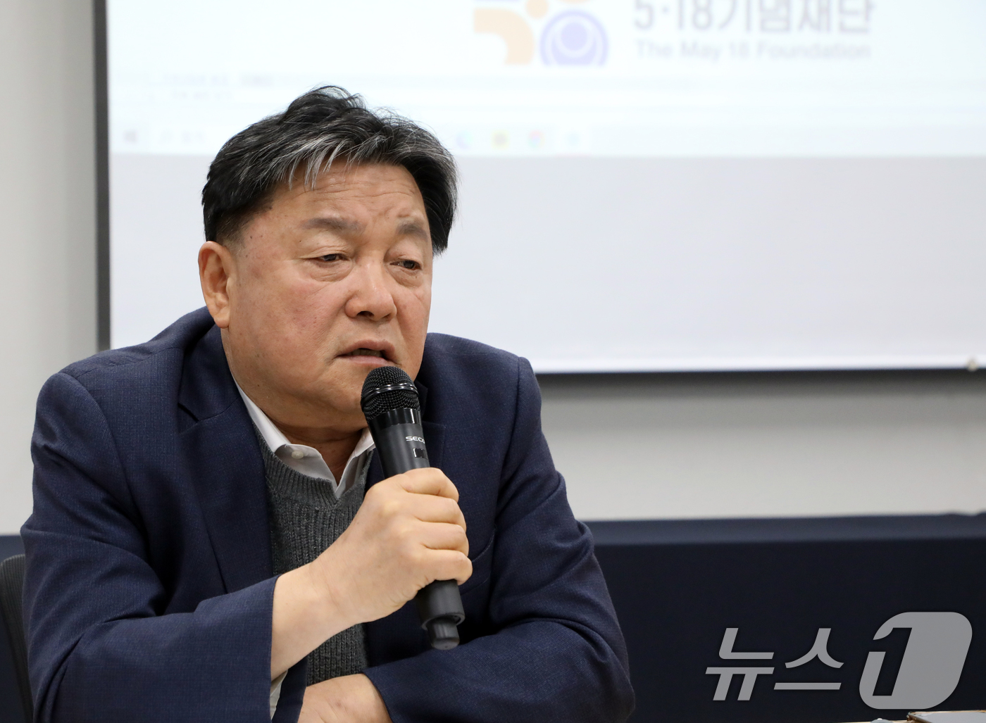 (광주=뉴스1) 이수민 기자 = 6일 5·18기념재단 오월기억저장소에서 열린 '5·18민주화운동 50년사 편찬 기자간담회'에서 윤목현 재단 이사장이 질의응답에 답하고 있다. 202 …