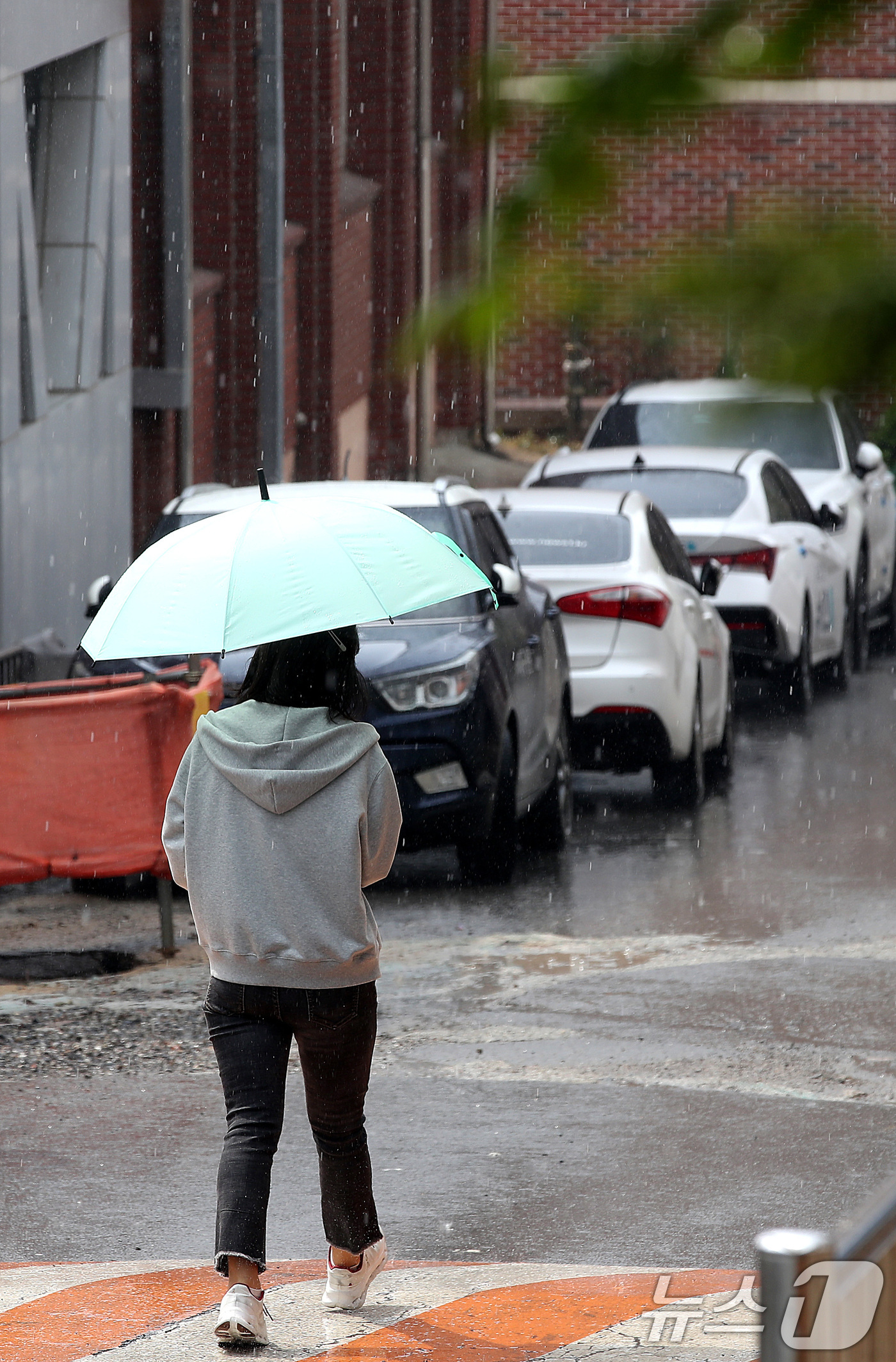 (대구=뉴스1) 공정식 기자 = 6일 오후 '2026년 대구시 기능경기대회'가 열리는 대구 북구 대구공업고에 봄비와 우박이 요란하게 내리고 있다.  2026.4.6/뉴스1