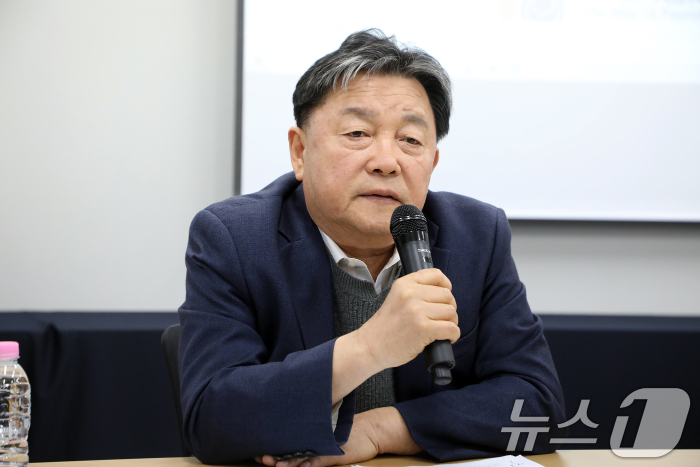 (광주=뉴스1) 이수민 기자 = 6일 5·18기념재단 오월기억저장소에서 열린 '5·18민주화운동 50년사 편찬 기자간담회'에서 윤목현 재단 이사장이 질의응답에 답하고 있다. 202 …