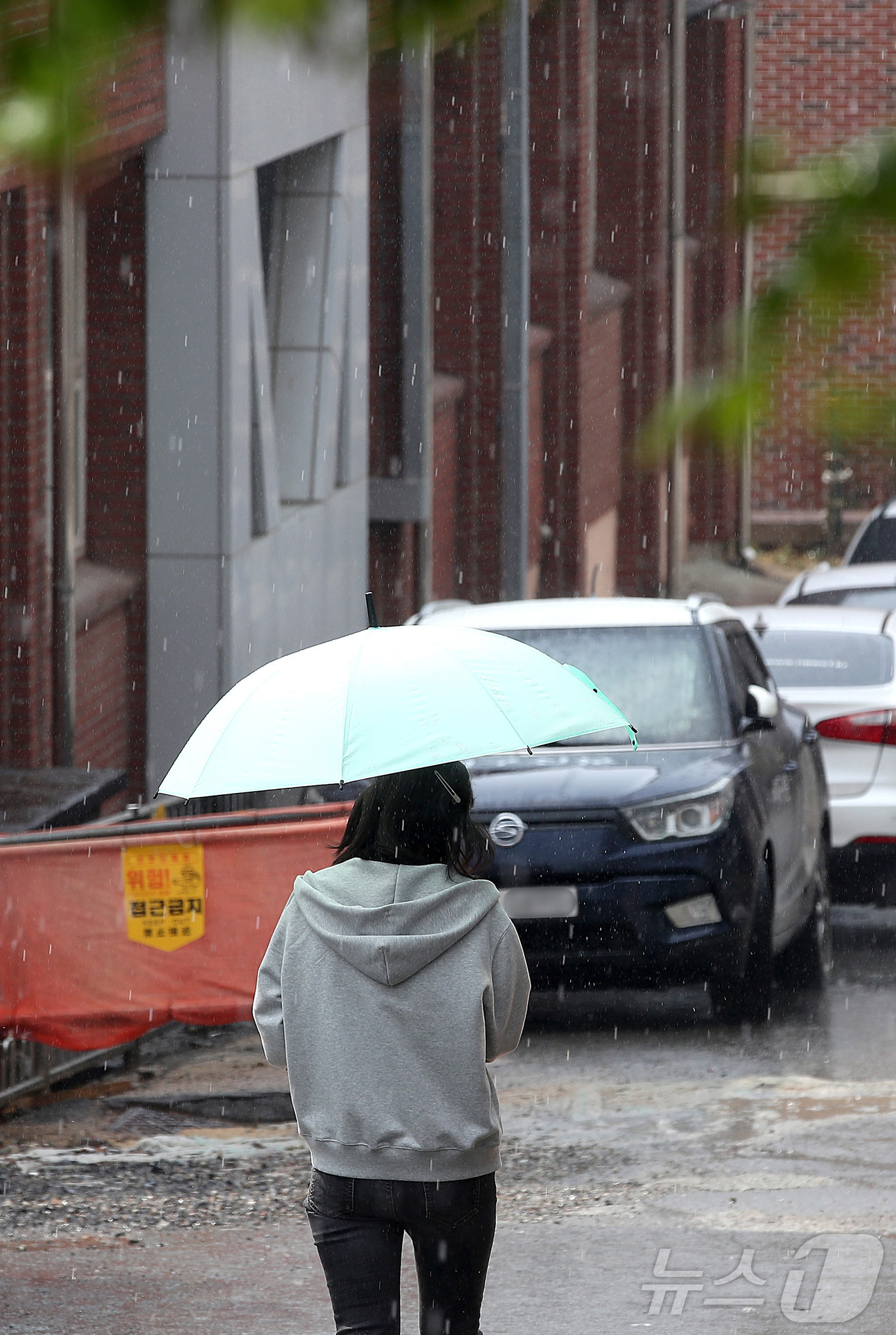 (대구=뉴스1) 공정식 기자 = 6일 오후 '2026년 대구시 기능경기대회'가 열리는 대구 북구 대구공업고에 봄비와 우박이 요란하게 내리고 있다.  2026.4.6/뉴스1