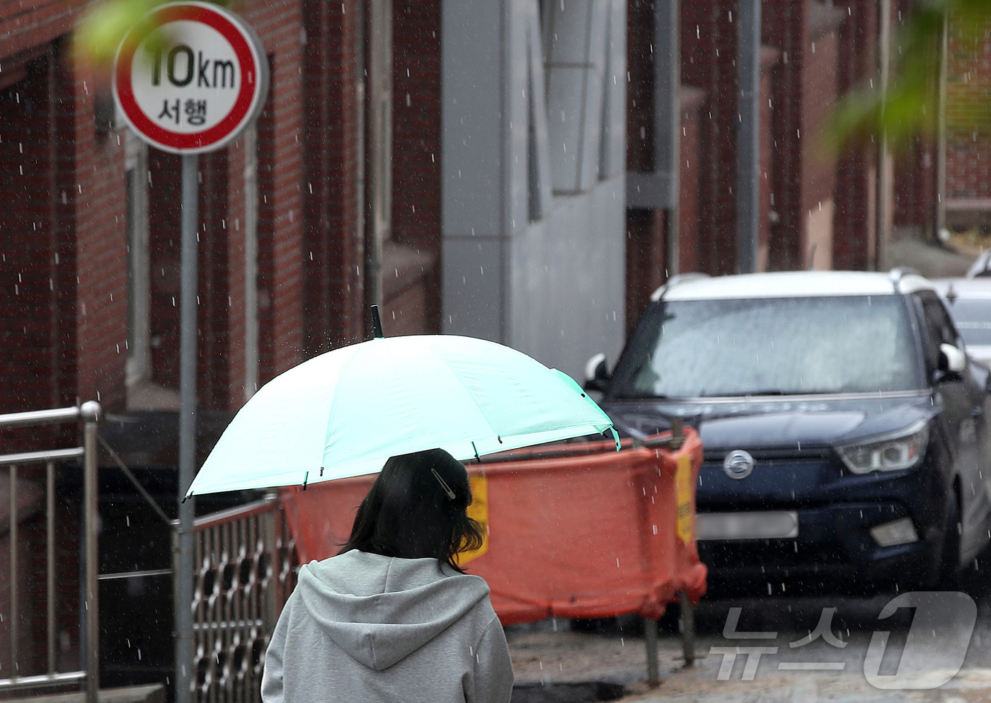(대구=뉴스1) 공정식 기자 = 6일 오후 '2026년 대구시 기능경기대회'가 열리는 대구 북구 대구공업고에 봄비와 우박이 요란하게 내리고 있다.  2026.4.6/뉴스1