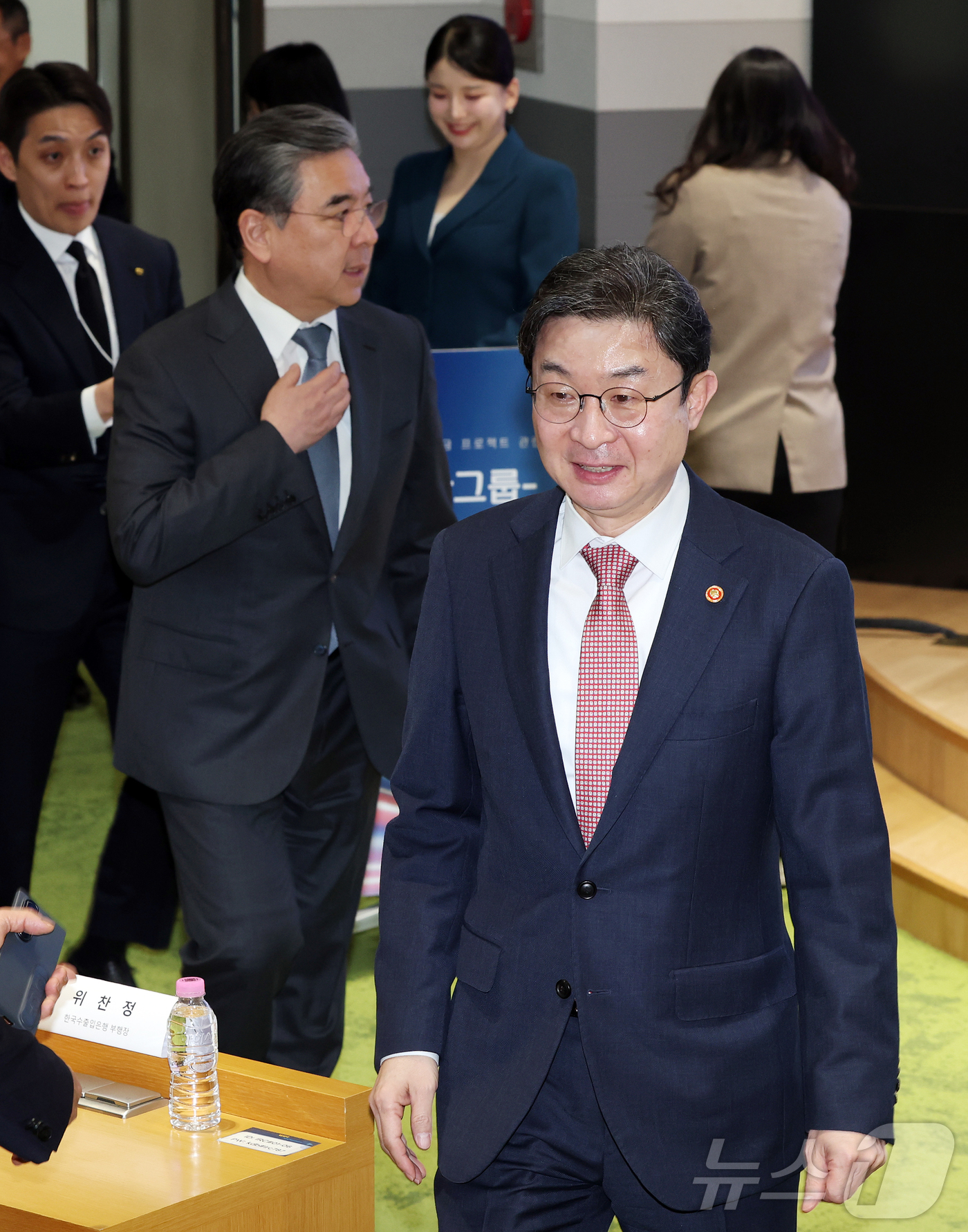 (서울=뉴스1) 김진환 기자 = 이억원 금융위원회 위원장이 6일 오후 서울 영등포구 여의도 한국산업은행에서 열린 ‘현대차그룹 새만금 프로젝트 관련 현대차그룹-정책금융기관 금융협력 …