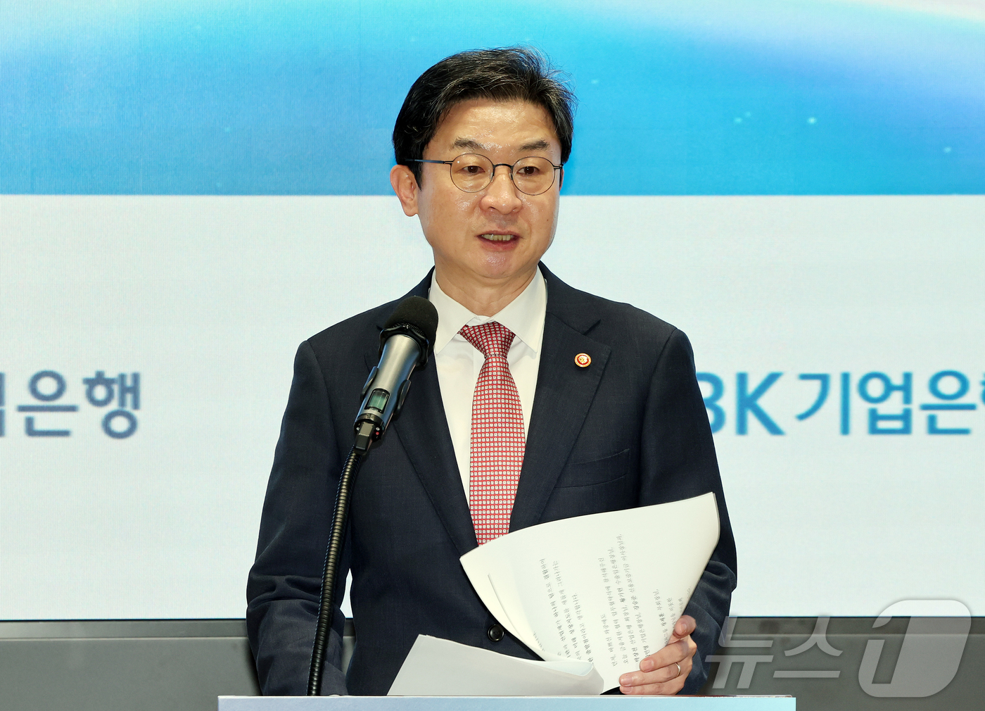 (서울=뉴스1) 김진환 기자 = 이억원 금융위원회 위원장이 6일 오후 서울 영등포구 여의도 한국산업은행에서 열린 ‘현대차그룹 새만금 프로젝트 관련 현대차그룹-정책금융기관 금융협력 …