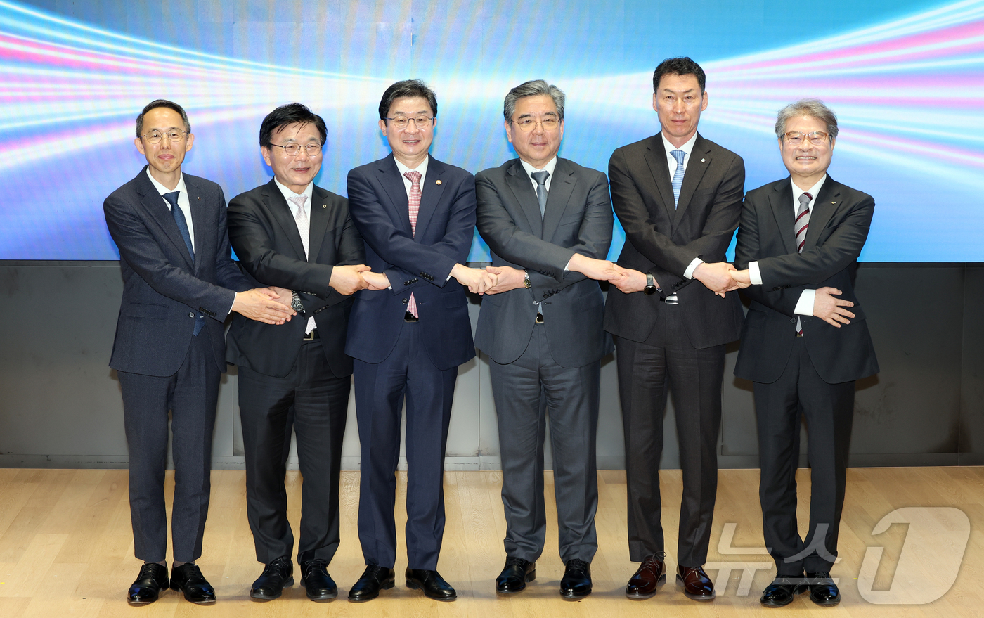 (서울=뉴스1) 김진환 기자 = 이억원 금융위원회 위원장(가운데)이 6일 오후 서울 영등포구 여의도 한국산업은행에서 열린 ‘현대차그룹 새만금 프로젝트 관련 현대차그룹-정책금융기관 …