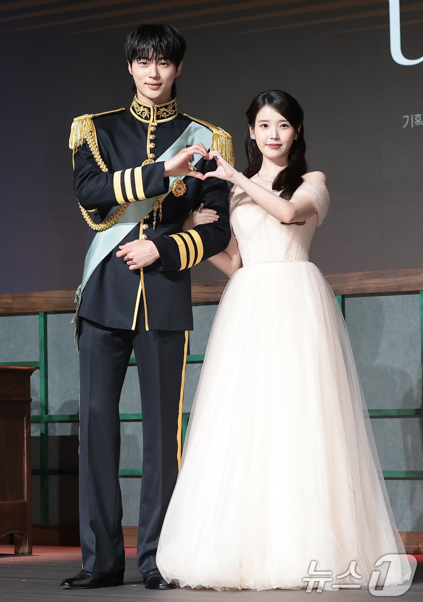 본문 이미지 - 배우 변우석과 아이유(오른쪽)가 6일 오후 서울 강남구 조선팰리스 서울 강남에서 열린 MBC 새 금토드라마 ‘21세기 대군부인’(극본 유지원/연출 박준화) 제작발표회에 참석해 포즈를 취하고 있다. ⓒ 뉴스1 권현진 기자