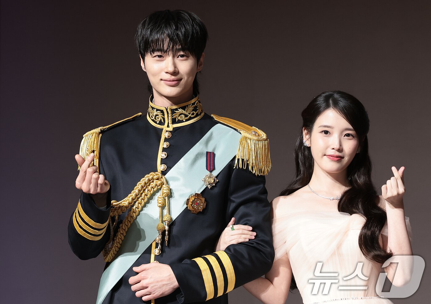 본문 이미지 - 배우 변우석과 아이유(오른쪽)가 6일 오후 서울 강남구 조선팰리스 서울 강남에서 열린 MBC 새 금토드라마 ‘21세기 대군부인’(극본 유지원/연출 박준화) 제작발표회에 참석해 하트를 그리고 있다. ⓒ 뉴스1 권현진 기자