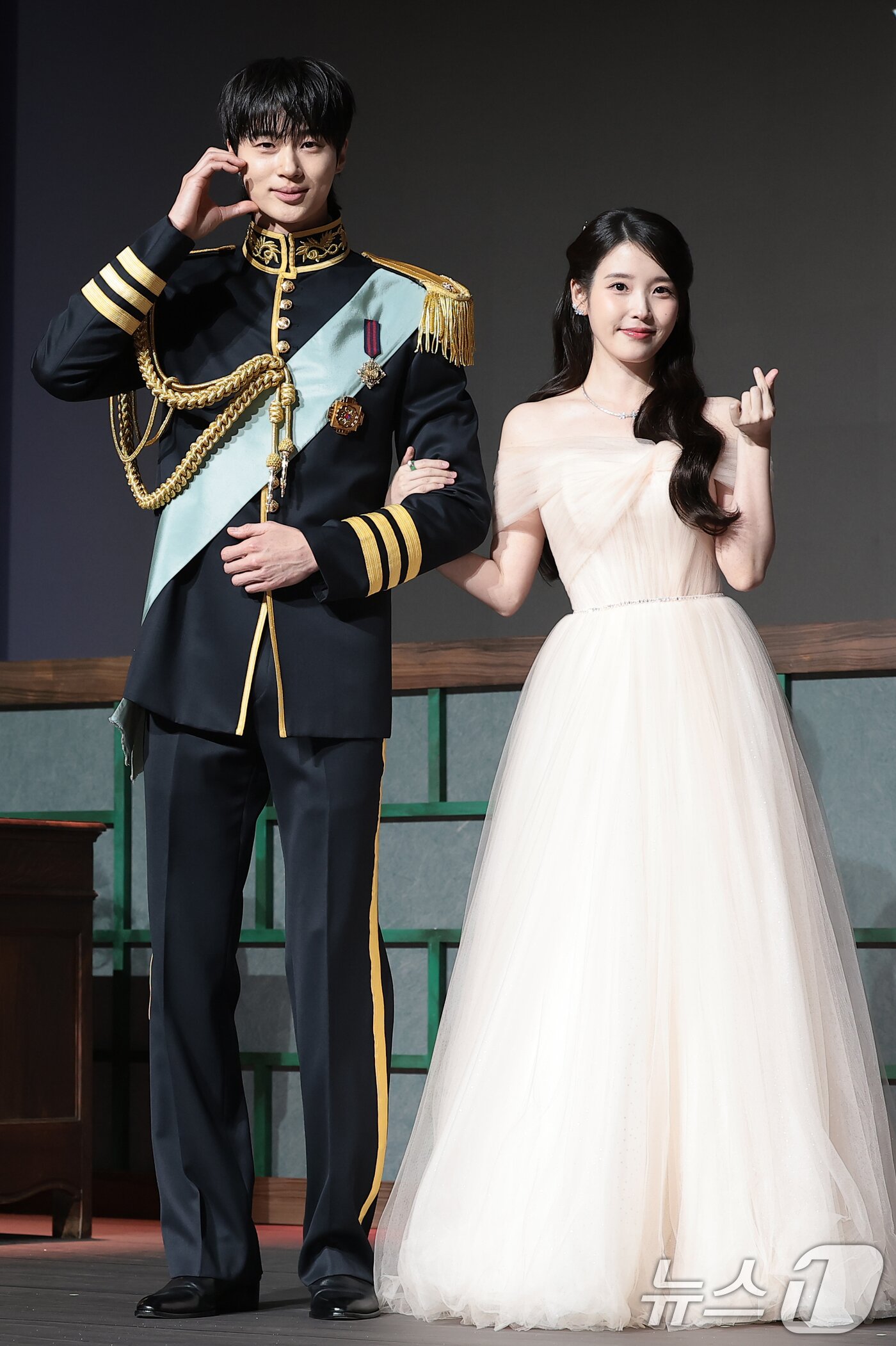 본문 이미지 - 배우 아이유가 6일 오후 서울 강남구 조선팰리스 서울 강남에서 열린 MBC 새 금토드라마 ‘21세기 대군부인’(극본 유지원/연출 박준화) 제작발표회에 참석해 포즈를 취하고 있다. ⓒ 뉴스1 권현진 기자