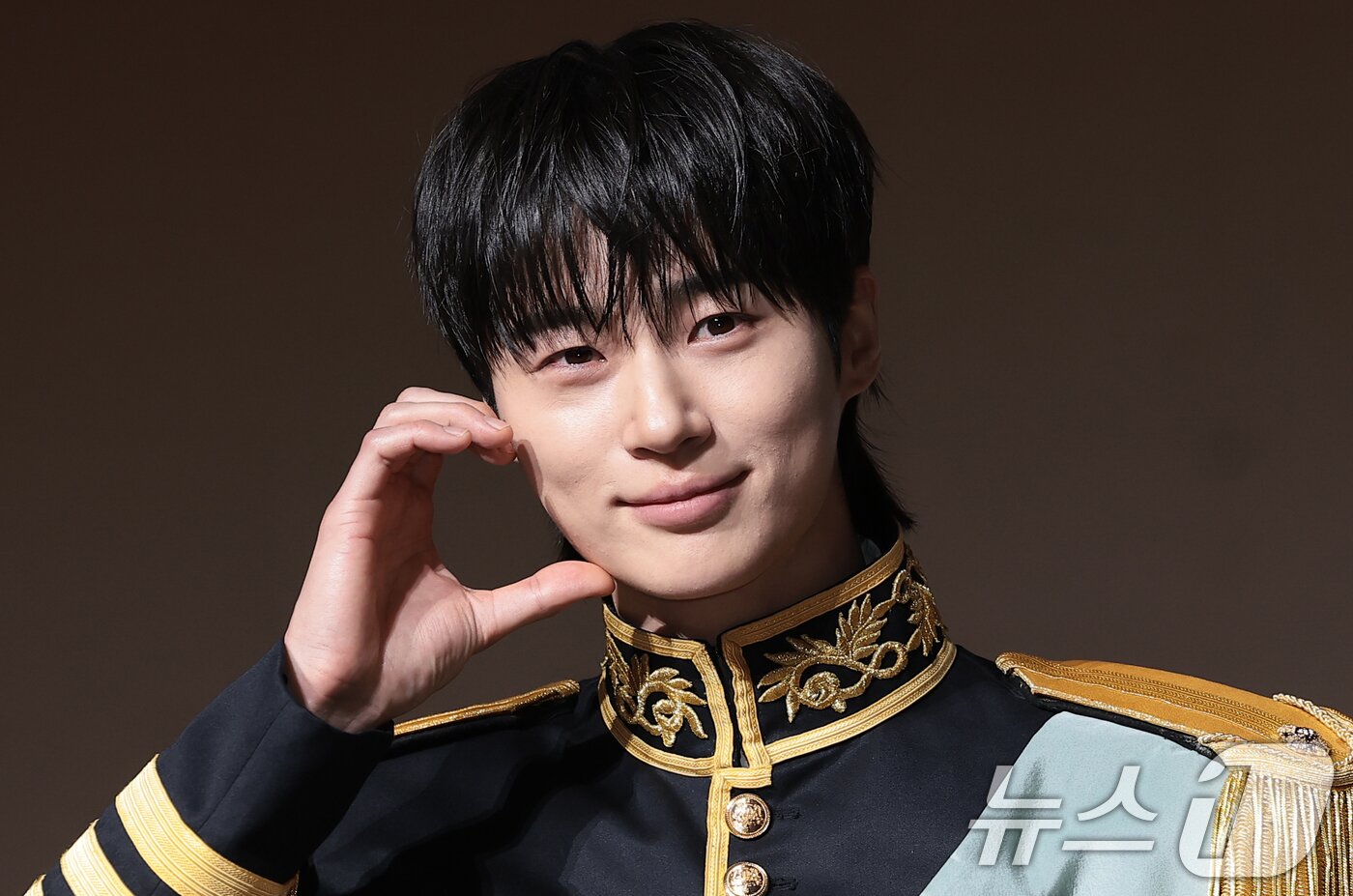 본문 이미지 - 배우 변우석이 6일 오후 서울 강남구 조선팰리스 서울 강남에서 열린 MBC 새 금토드라마 ‘21세기 대군부인’(극본 유지원/연출 박준화) 제작발표회에 참석해 볼 하트 포즈를 취하고 있다. ⓒ 뉴스1 권현진 기자