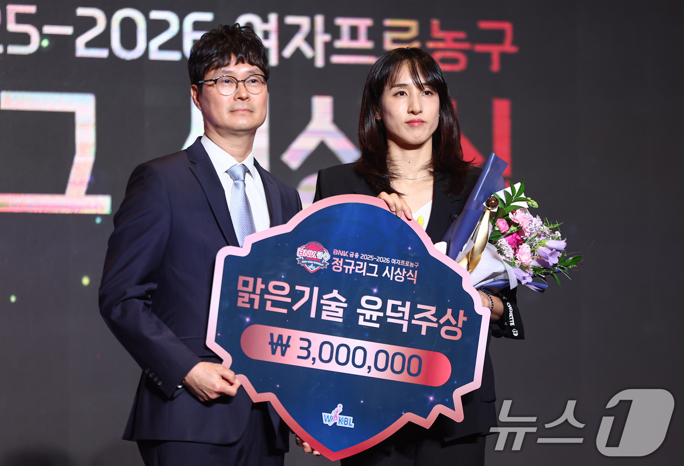 (서울=뉴스1) 김도우 기자 = 우리은행 김단비가 6일 서울 용산구 서울드래곤시티에서 열린 BNK금융 2025-2026 여자프로농구 정규리그 시상식에서 맑은기술 윤덕주상 수상 후 …