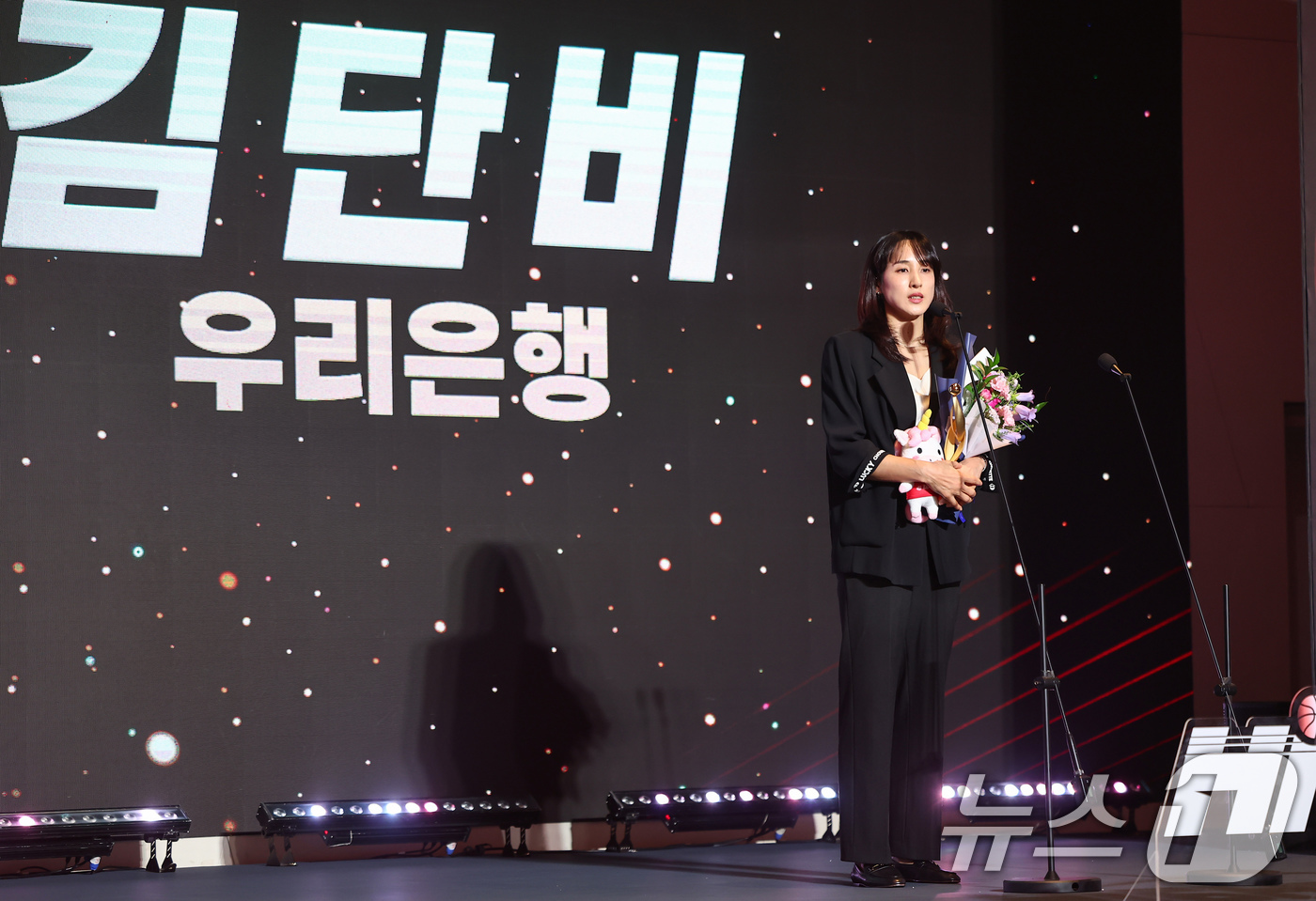 (서울=뉴스1) 김도우 기자 = 우리은행 김단비가 6일 서울 용산구 서울드래곤시티에서 열린 BNK금융 2025-2026 여자프로농구 정규리그 시상식에서 맑은기술 윤덕주상 수상 후 …