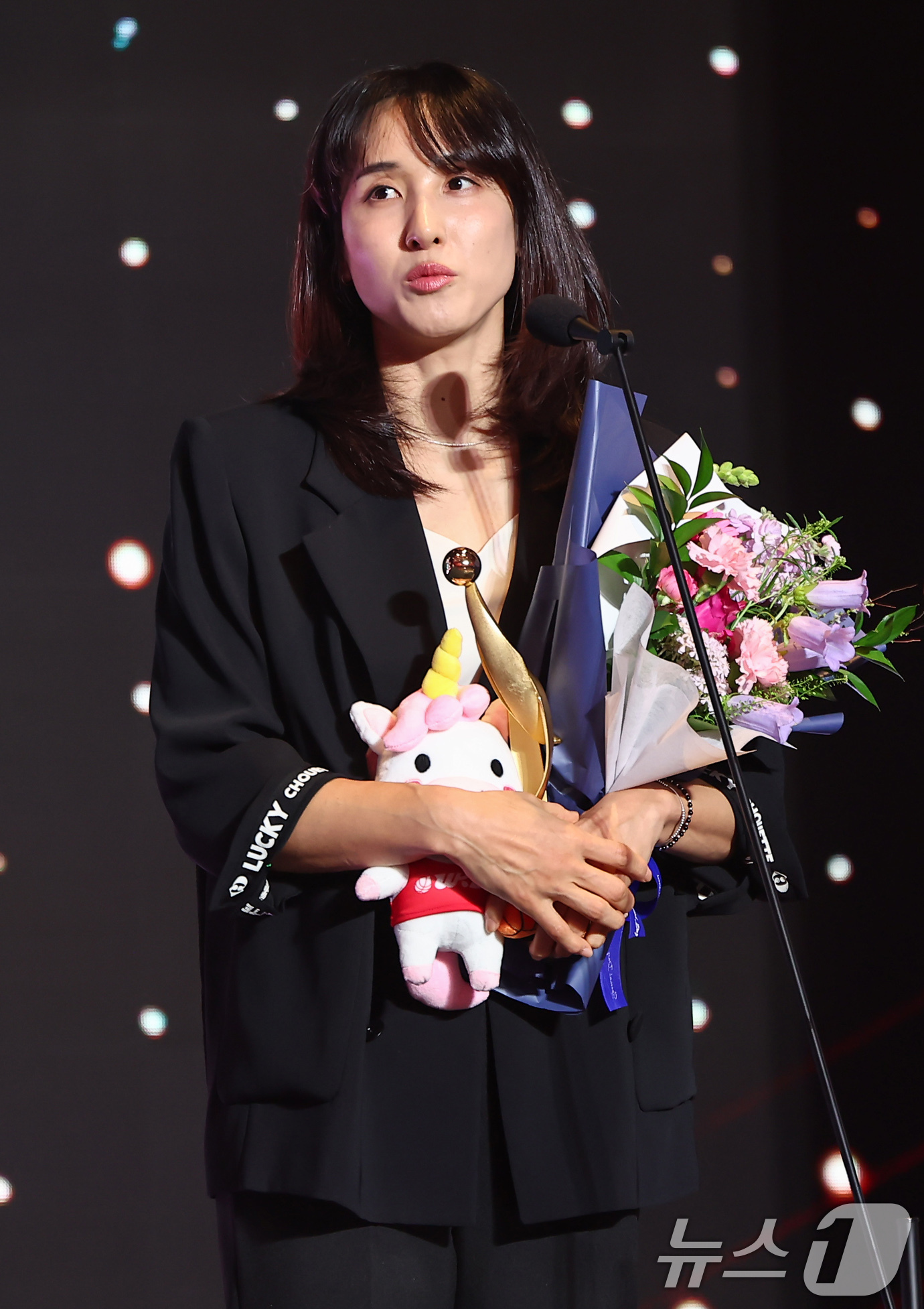 (서울=뉴스1) 김도우 기자 = 우리은행 김단비가 6일 서울 용산구 서울드래곤시티에서 열린 BNK금융 2025-2026 여자프로농구 정규리그 시상식에서 맑은기술 윤덕주상 수상 후 …