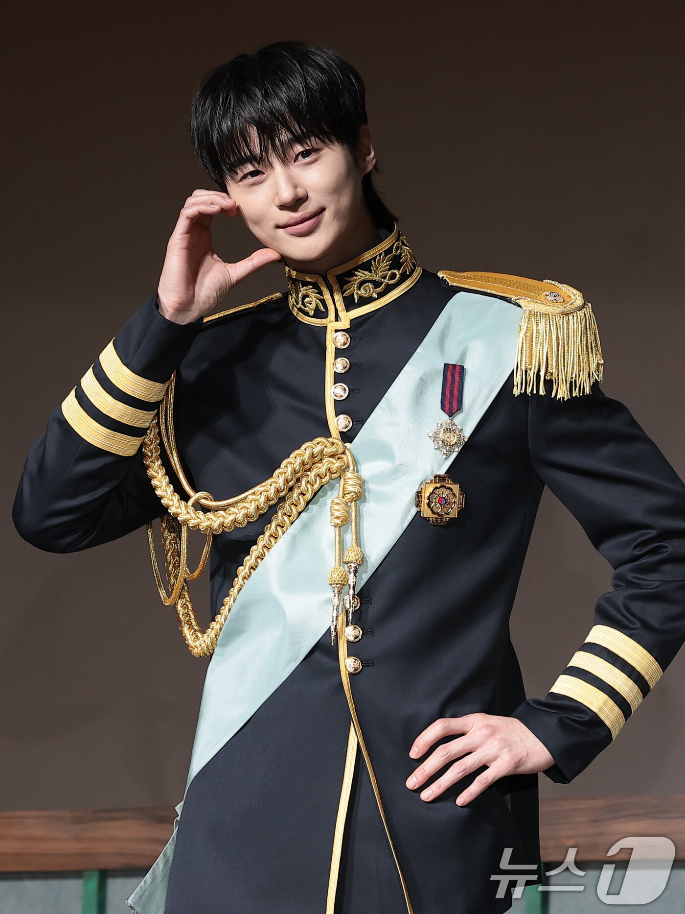 본문 이미지 - 배우 변우석이 6일 오후 서울 강남구 조선팰리스 서울 강남에서 열린 MBC 새 금토드라마 ‘21세기 대군부인’(극본 유지원/연출 박준화) 제작발표회에 참석해 볼 하트로 여심을 홀리고 있다. ⓒ 뉴스1 권현진 기자