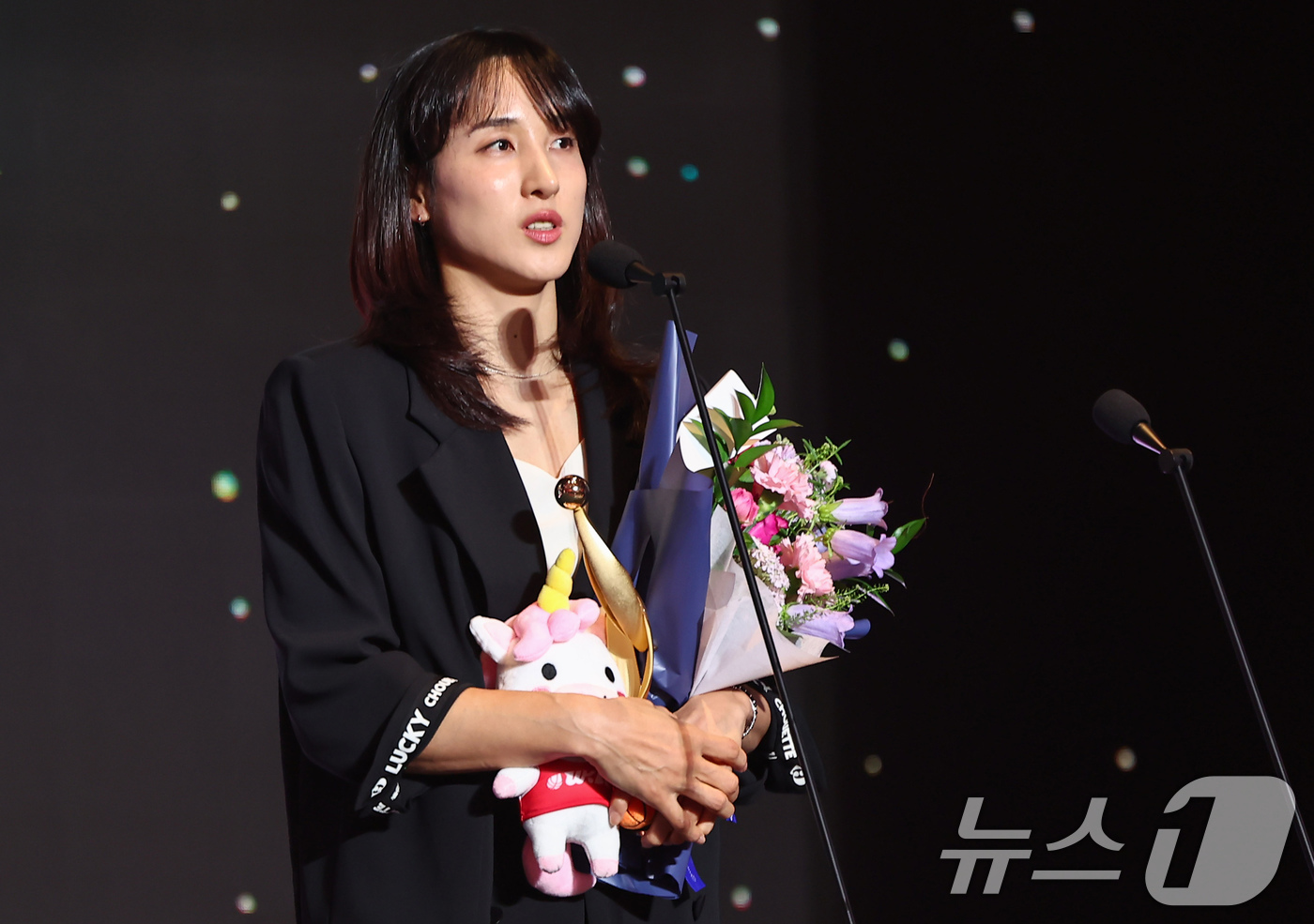 (서울=뉴스1) 김도우 기자 = 우리은행 김단비가 6일 서울 용산구 서울드래곤시티에서 열린 BNK금융 2025-2026 여자프로농구 정규리그 시상식에서 맑은기술 윤덕주상 수상 후 …