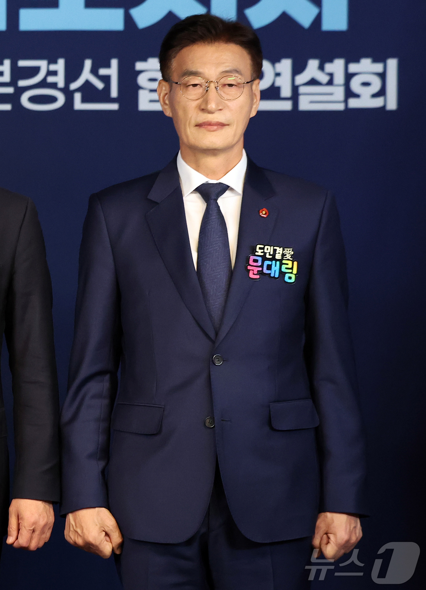 (서울=뉴스1) 김진환 기자 = 문대림 더불어민주당 제주특별자치도지사 경선후보가 6일 오후 서울 영등포구 여의도 중앙당사에서 열린 본경선 합동연설회에 참석해 기념 촬영을 하고 있다 …