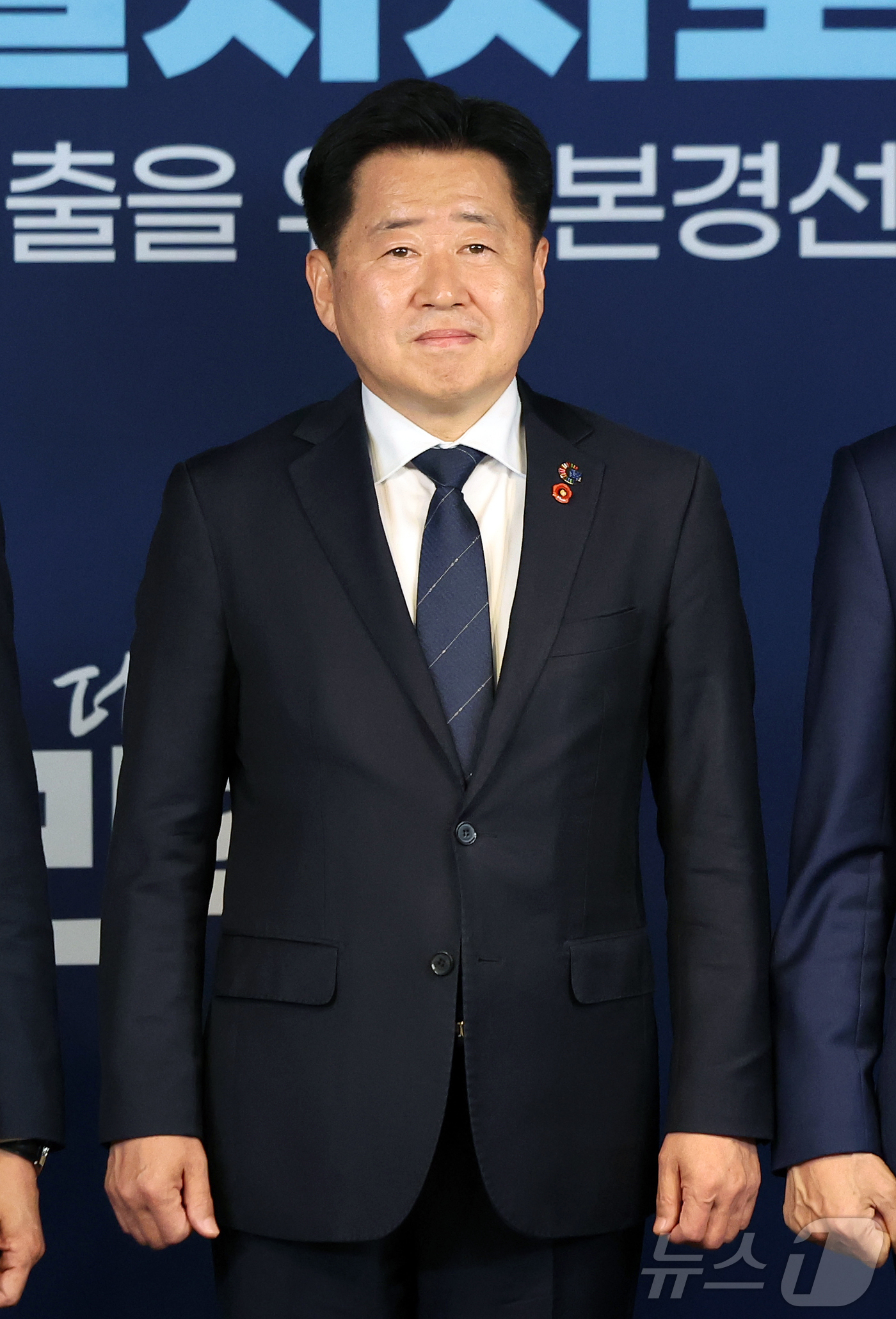 (서울=뉴스1) 김진환 기자 = 오영훈 더불어민주당 제주특별자치도지사 경선후보가 6일 오후 서울 영등포구 여의도 중앙당사에서 열린 본경선 합동연설회에 참석해 기념 촬영을 하고 있다 …