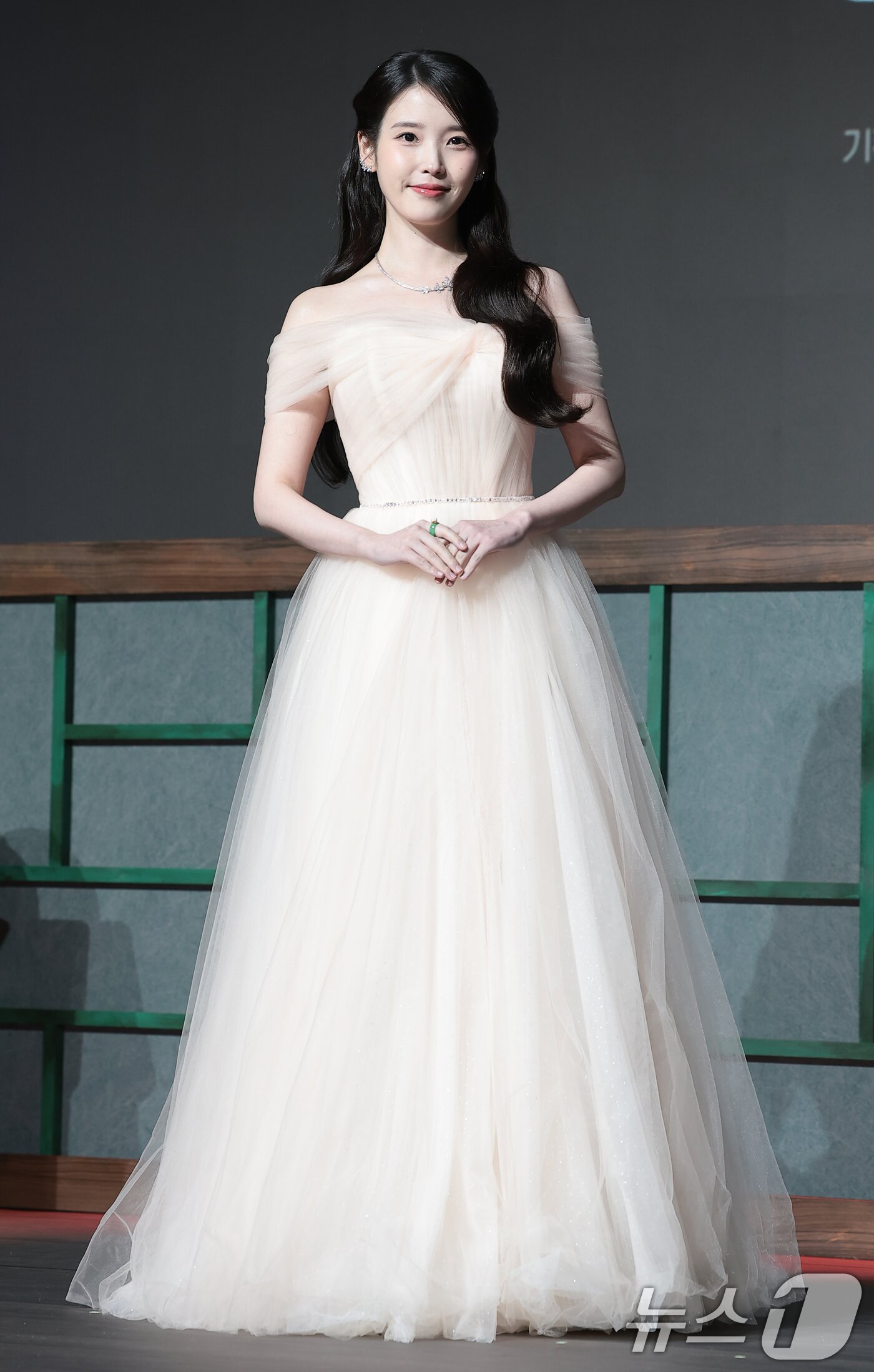 본문 이미지 - 배우 아이유가 6일 오후 서울 강남구 조선팰리스 서울 강남에서 열린 MBC 새 금토드라마 ‘21세기 대군부인’(극본 유지원/연출 박준화) 제작발표회에 참석해 우아한 매력을 발산하고 있다. ⓒ 뉴스1 권현진 기자