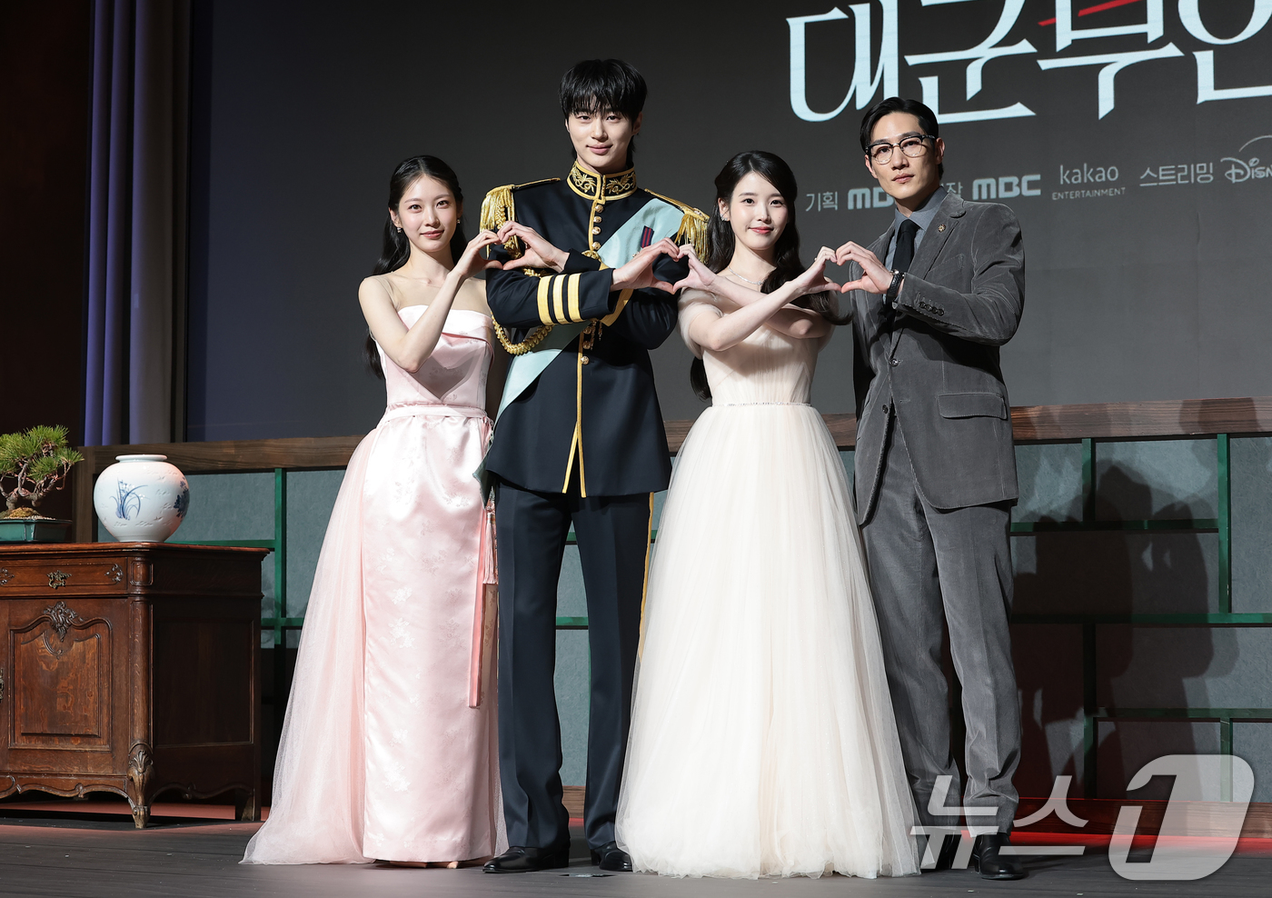 (서울=뉴스1) 권현진 기자 = 배우 공승연(왼쪽부터)과 변우석, 아이유, 노상현이 6일 오후 서울 강남구 조선팰리스 서울 강남에서 열린 MBC 새 금토드라마 ‘21세기 대군부인’ …