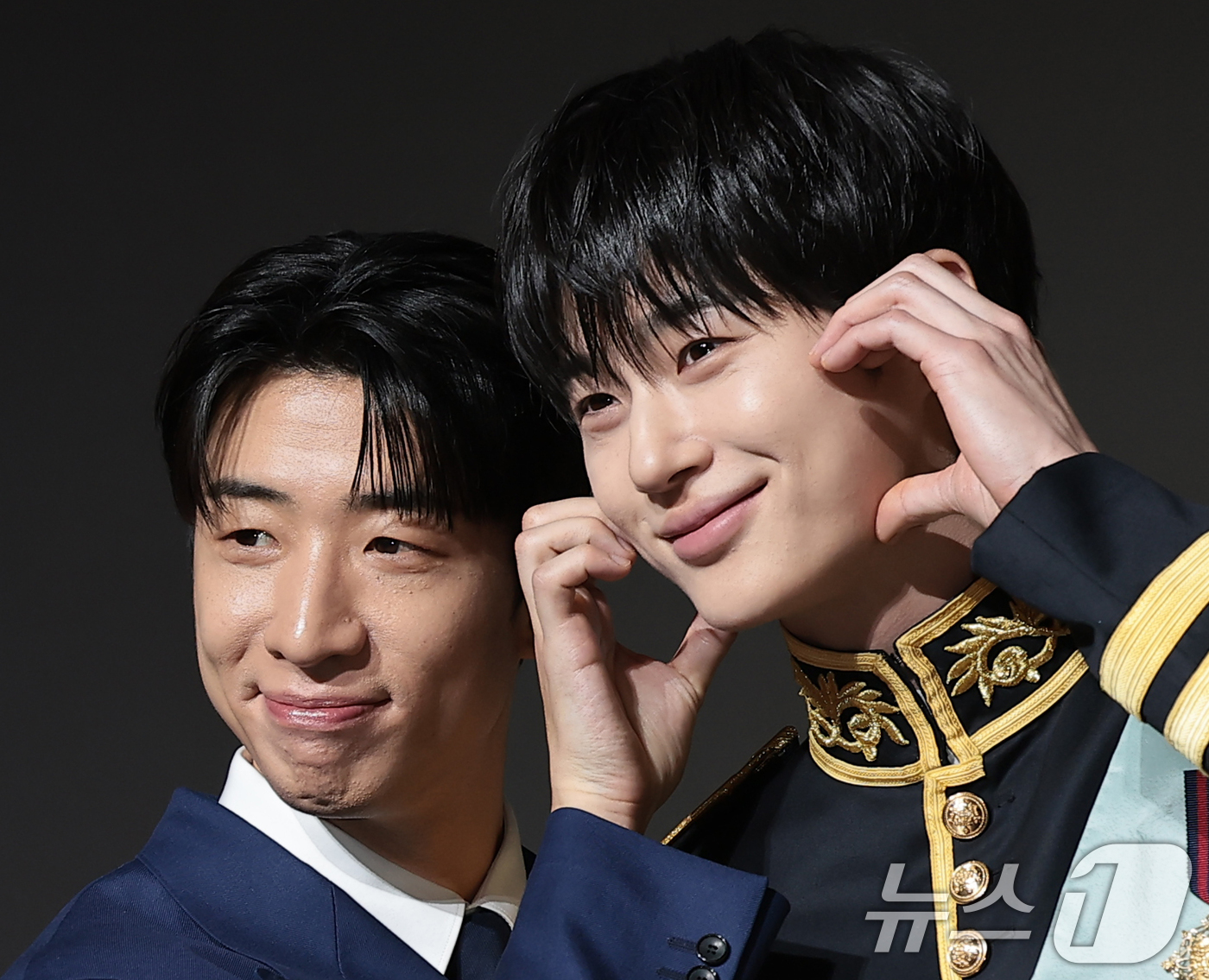 (서울=뉴스1) 권현진 기자 = 배우 유수빈과 변우석(오른쪽)이 6일 오후 서울 강남구 조선팰리스 서울 강남에서 열린 MBC 새 금토드라마 ‘21세기 대군부인’(극본 유지원/연출 …