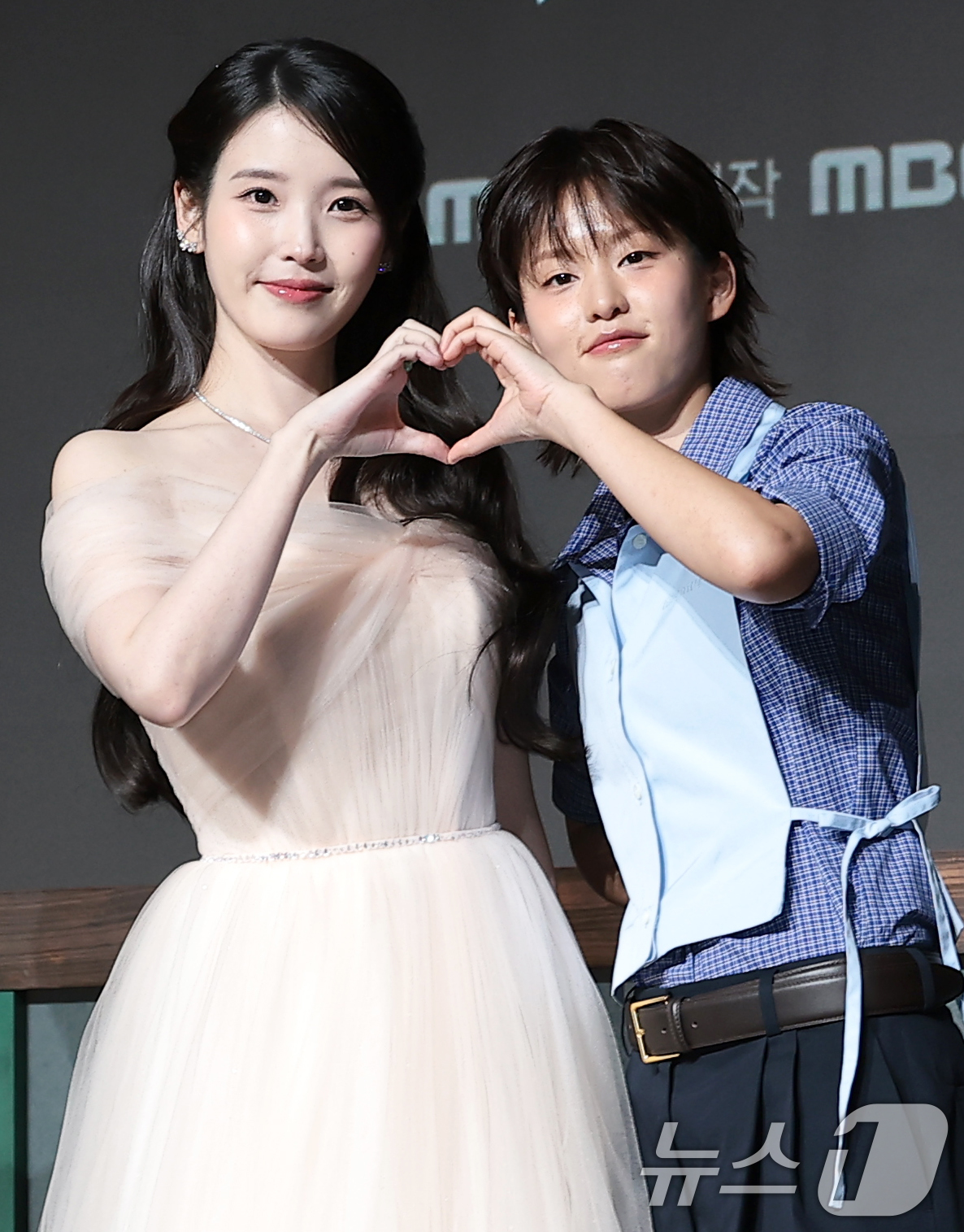 (서울=뉴스1) 권현진 기자 = 배우 아이유와 이연(오른쪽)이 6일 오후 서울 강남구 조선팰리스 서울 강남에서 열린 MBC 새 금토드라마 ‘21세기 대군부인’(극본 유지원/연출 박 …