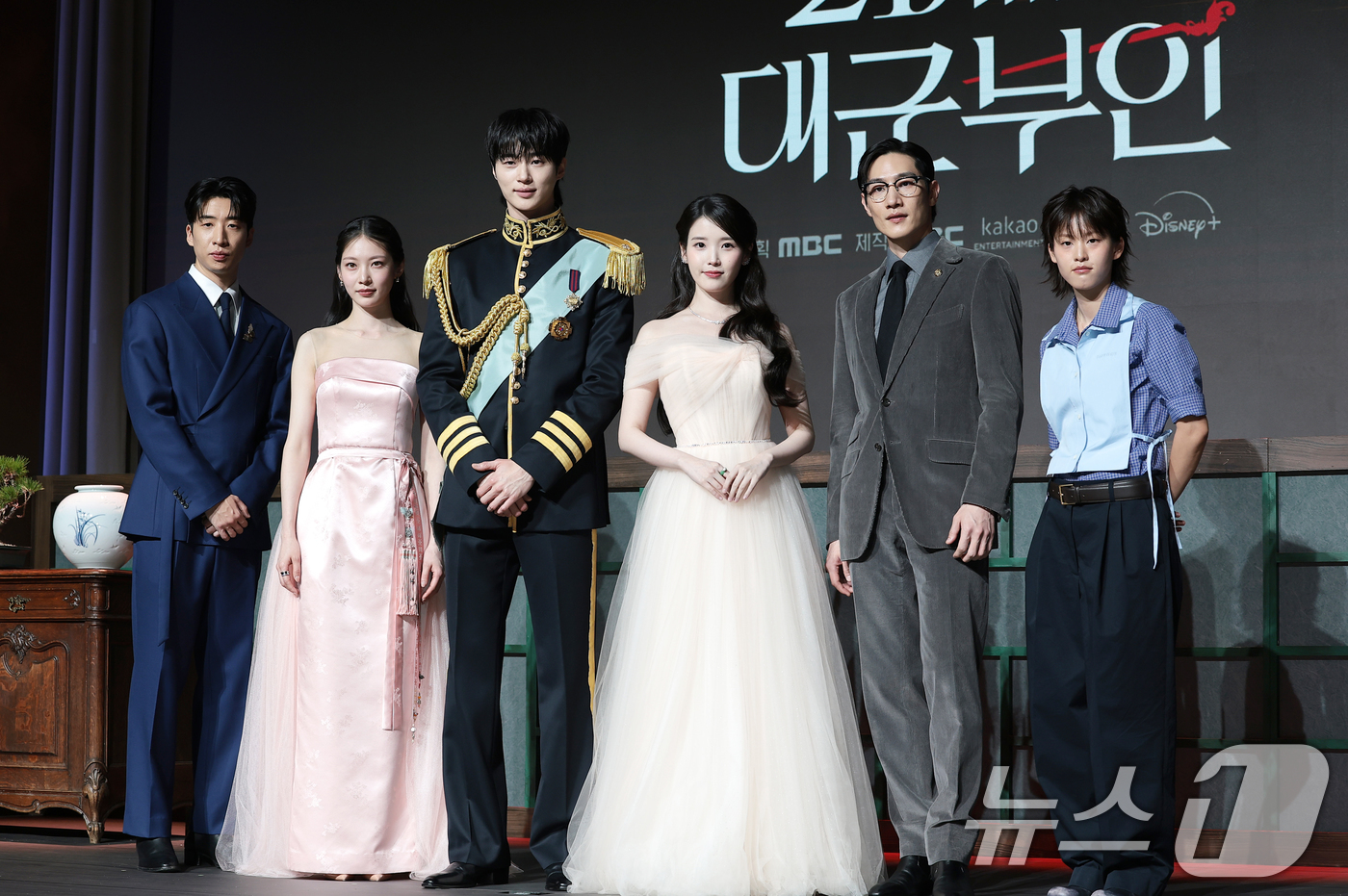 (서울=뉴스1) 권현진 기자 = 배우 유수빈(왼쪽부터)과 공승연, 변우석, 아이유, 노상현, 이연이 6일 오후 서울 강남구 조선팰리스 서울 강남에서 열린 MBC 새 금토드라마 ‘2 …